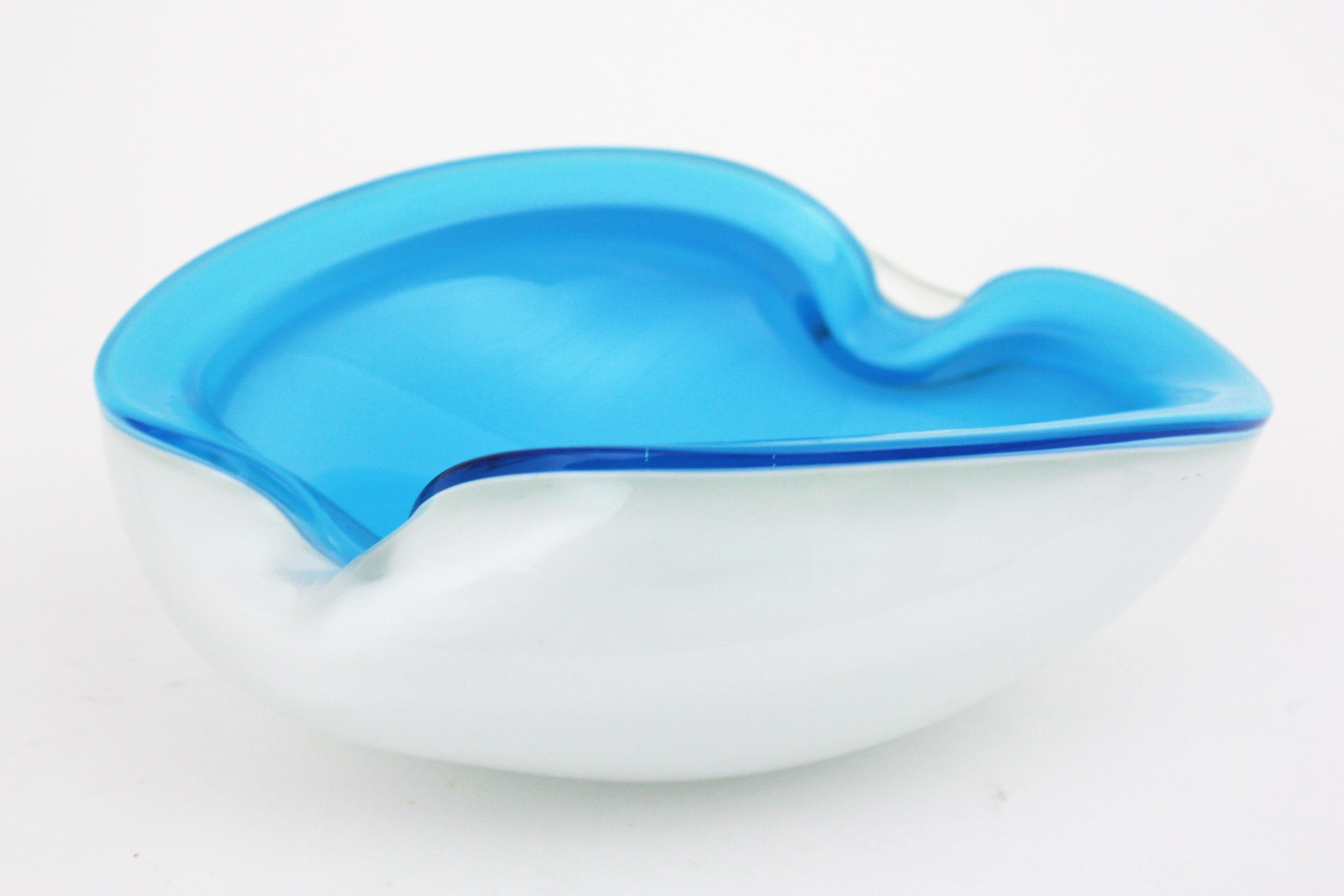 Murano Barbini Sommerso-Schale aus weißem Kunstglas in Babyblau im Angebot 8