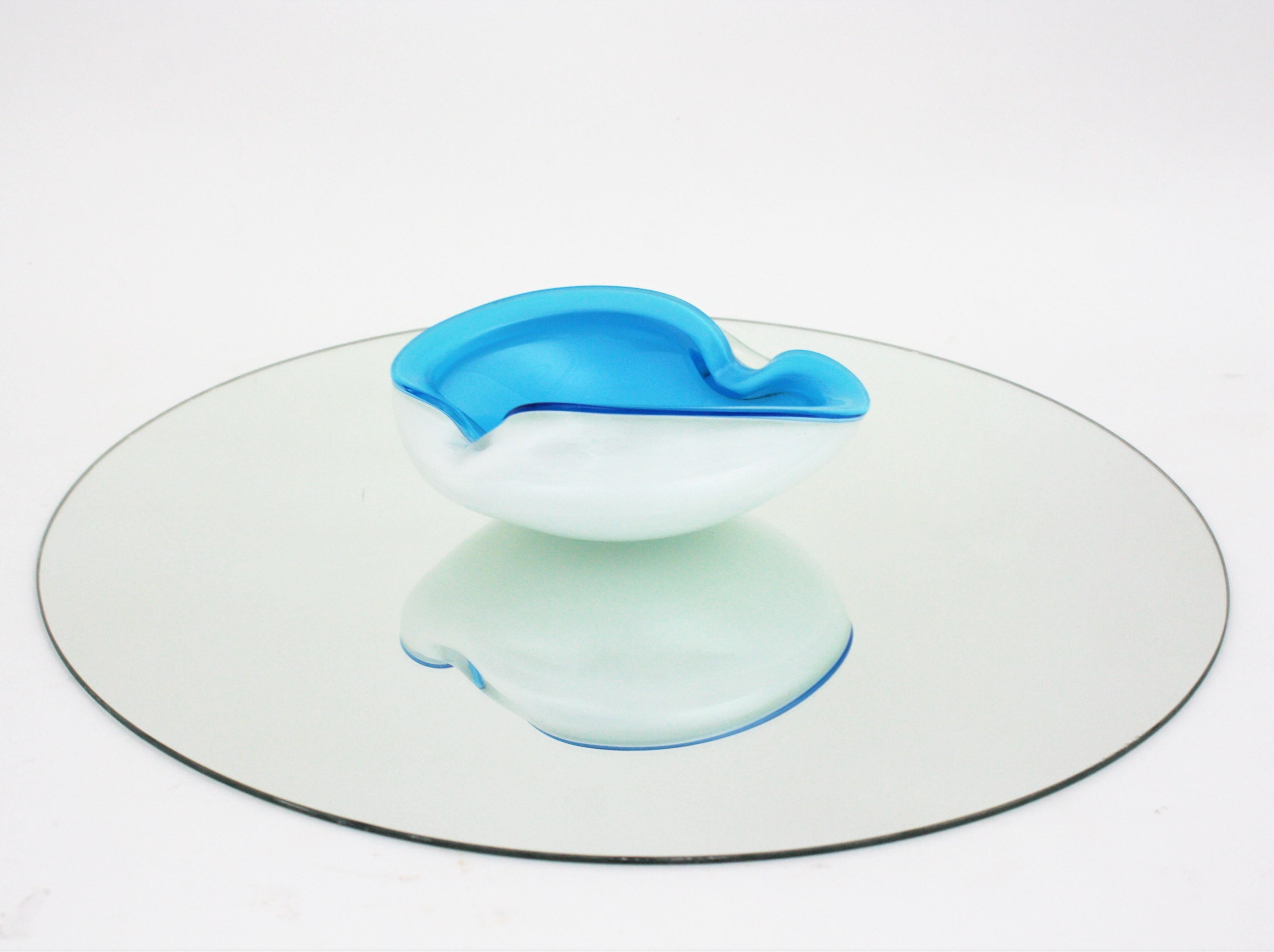 Murano Barbini Sommerso-Schale aus weißem Kunstglas in Babyblau im Angebot 1