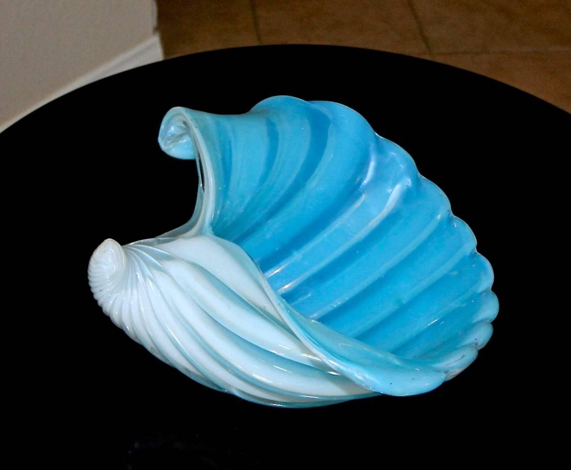 Centre de table en verre soufflé à la bouche de Murano, en forme de coquillage, avec des nervures torsadées blanches et bleues.