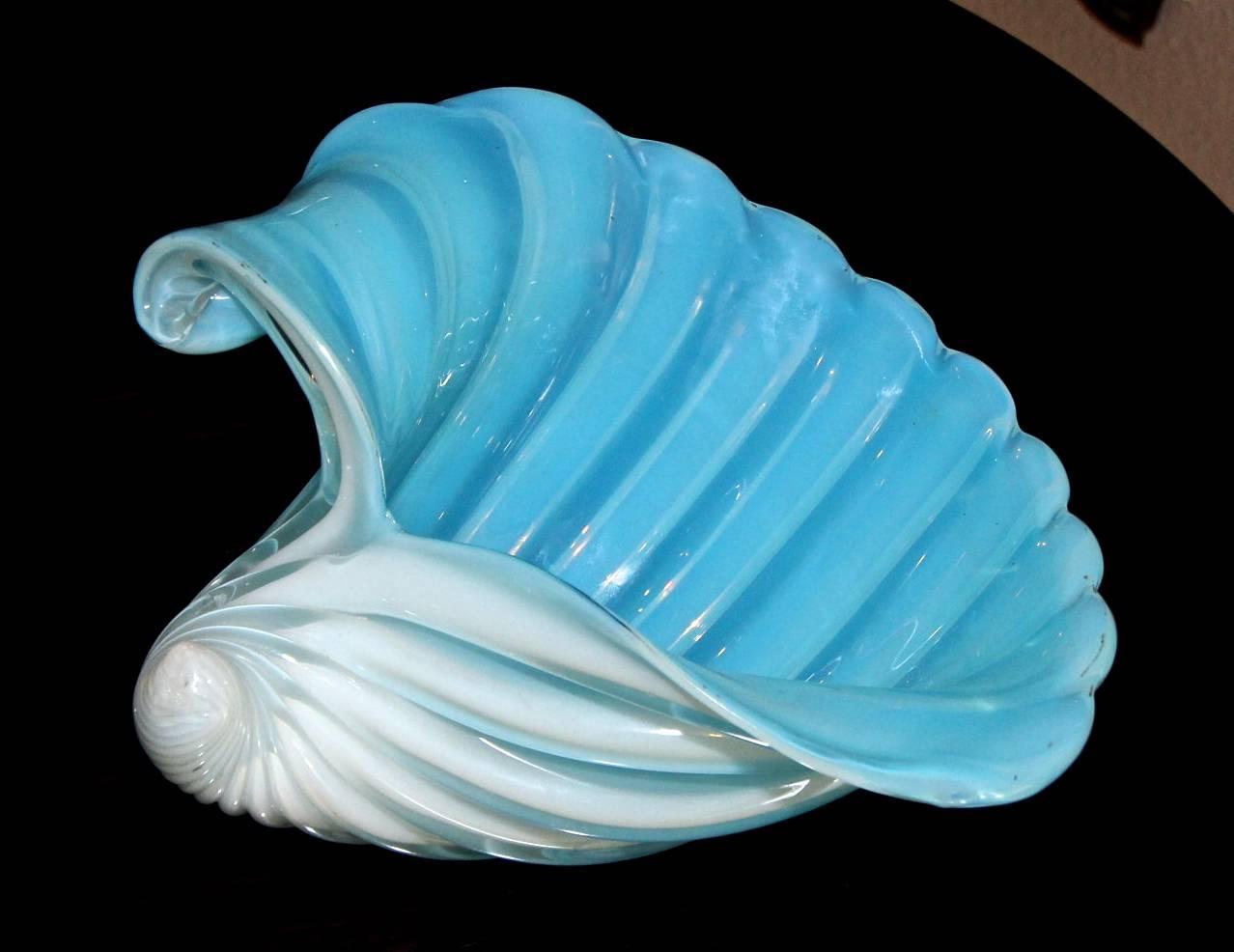Murano Barbini Venetian Baby Blue Conch Seashell Centrepiece Bowl In Good Condition For Sale In Palm Springs, CA