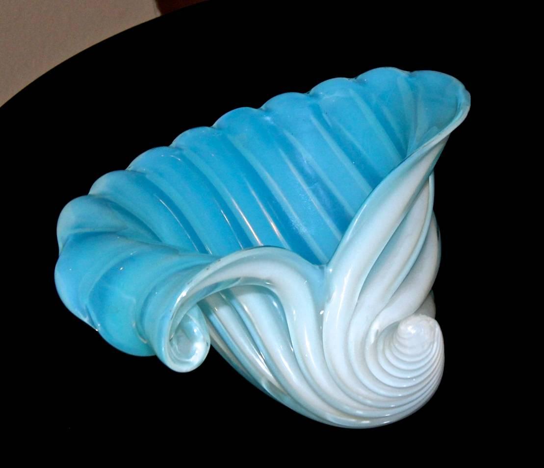 Verre Centre de table vénitien en forme de conque bleu bébé en forme de coquillage de Murano de Barbini en vente