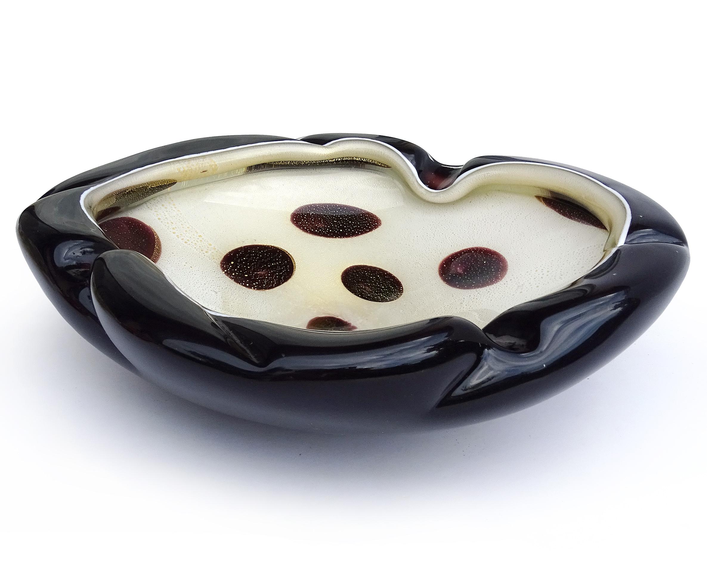 Schöne Vintage Murano mundgeblasen weiß, dunkelviolett / schwarz und Goldflecken italienische Kunst Glas Mittelstück Schüssel. Das Stück geht auf den Designer Alfredo Barbini zurück, ca. 1950 - 1960er Jahre. Die Außenseite der Schale ist tiefschwarz