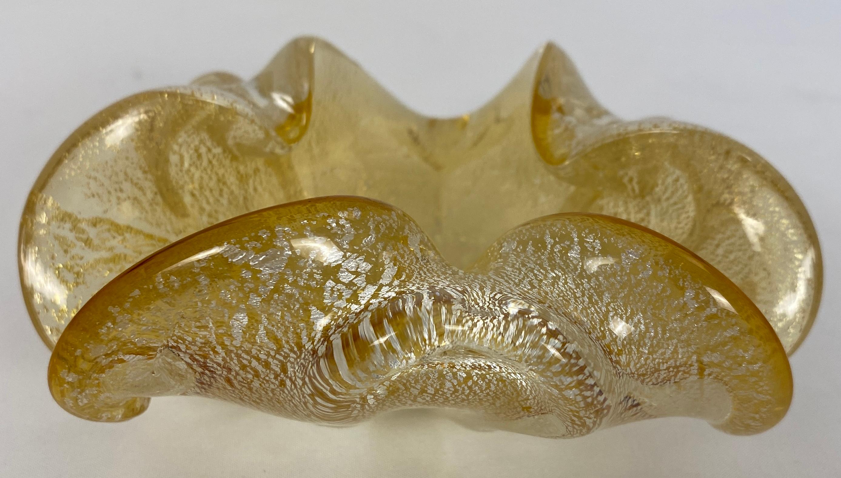 Ce bol, objet décoratif, élément ou cendrier original en verre d'art Barovier&Toso saupoudré d'or a été produit dans les années 1970 à Murano, en Italie. Réalisée selon la technique classique de Murano, elle présente une fantastique forme organique