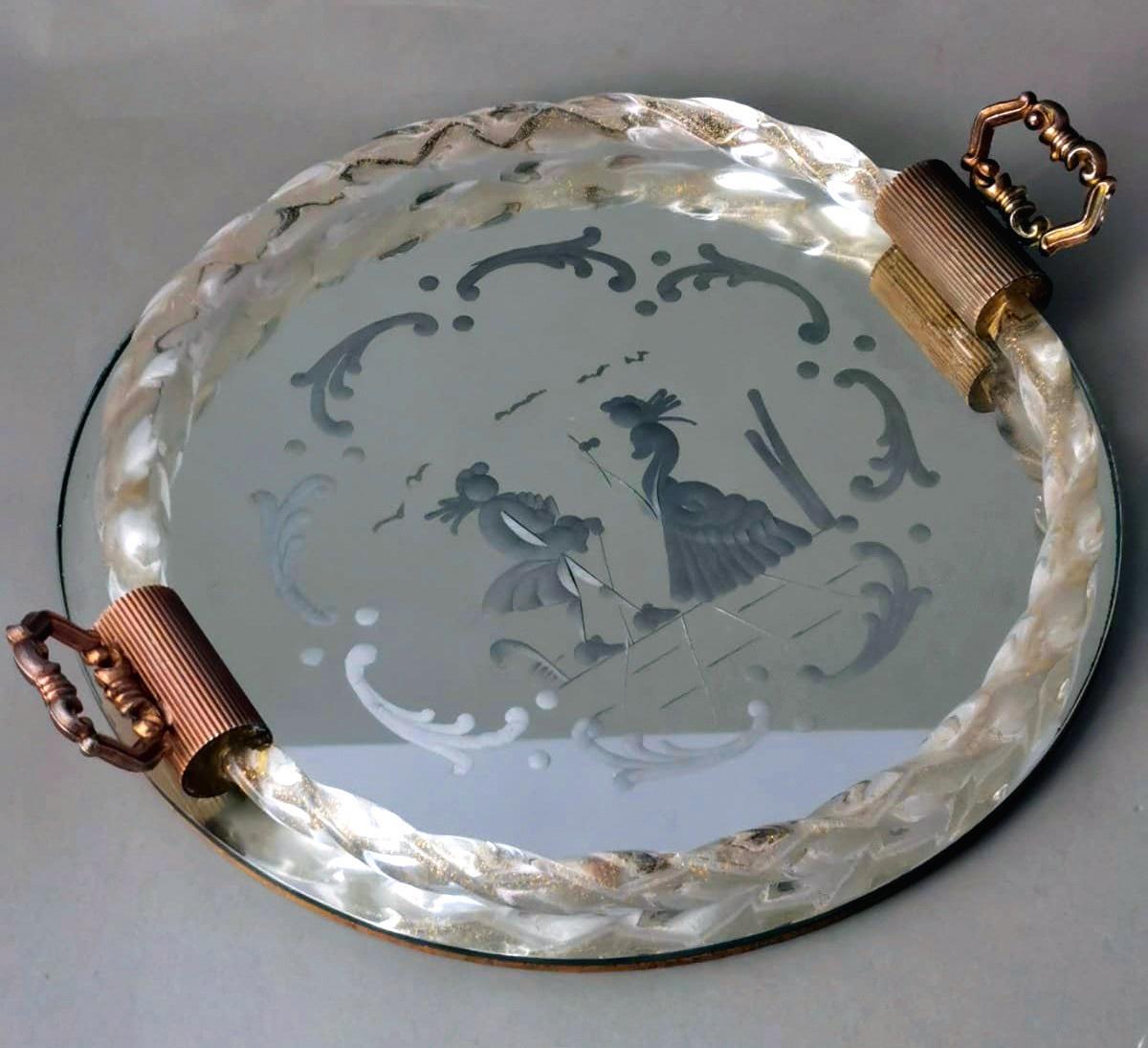 We kindly suggest that you read the entire description, as with it we try to give you detailed technical and historical information to guarantee the authenticity of our objects.
Iconic vanity tray with handles; the round top is a mirror and has