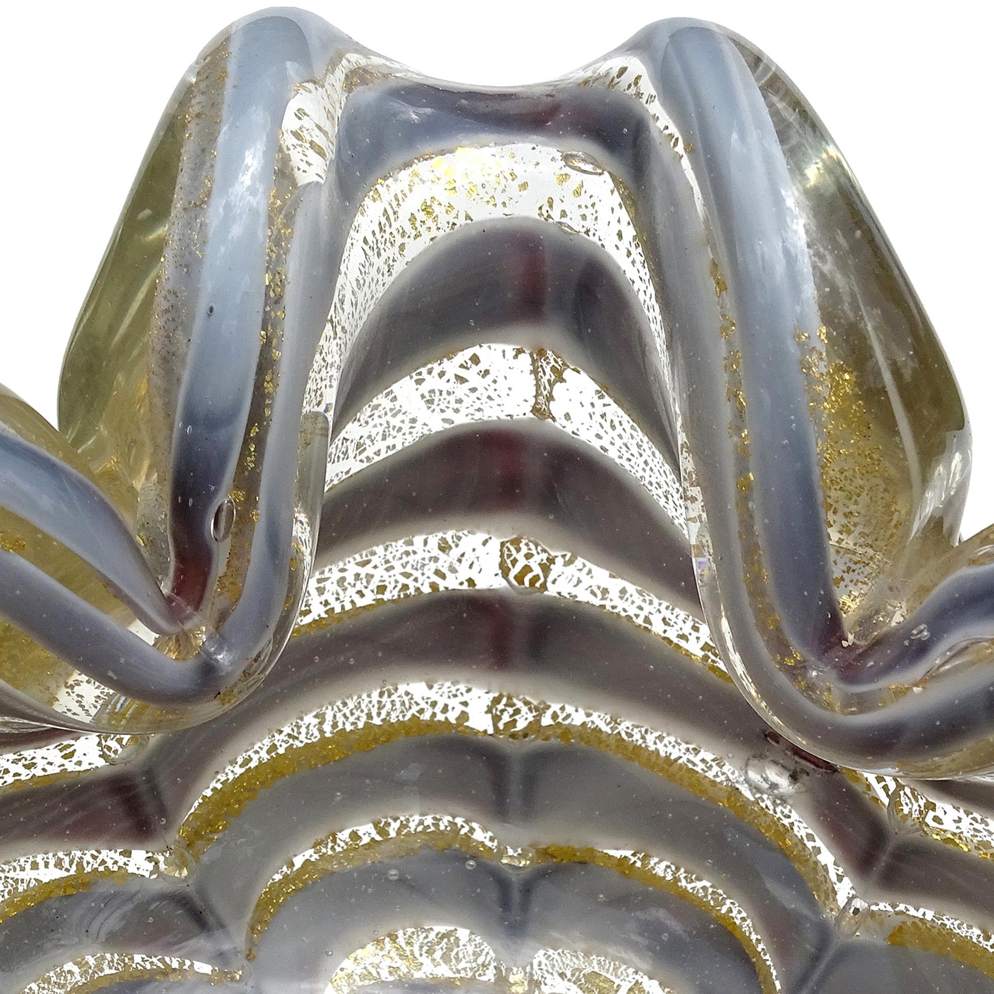 Magnifique bol en forme de fleur en verre d'art italien soufflé à la main à Murano, gris et mouchetures d'or. La pièce est documentée au designer Ercole Barovier pour Barovier e Toso, vers les années 1960. Il est réalisé selon la technique du