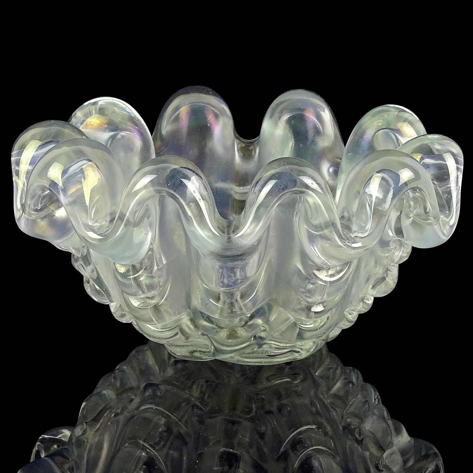 Schöne, seltene, Vintage Murano mundgeblasen klar schillernde italienische Kunstglas skulpturale Muschelschale. Dem Designer Ercole Barovier für Barovier e Toso zugeschrieben, ca. 1940er Jahre. Erstellt nach dem Design 