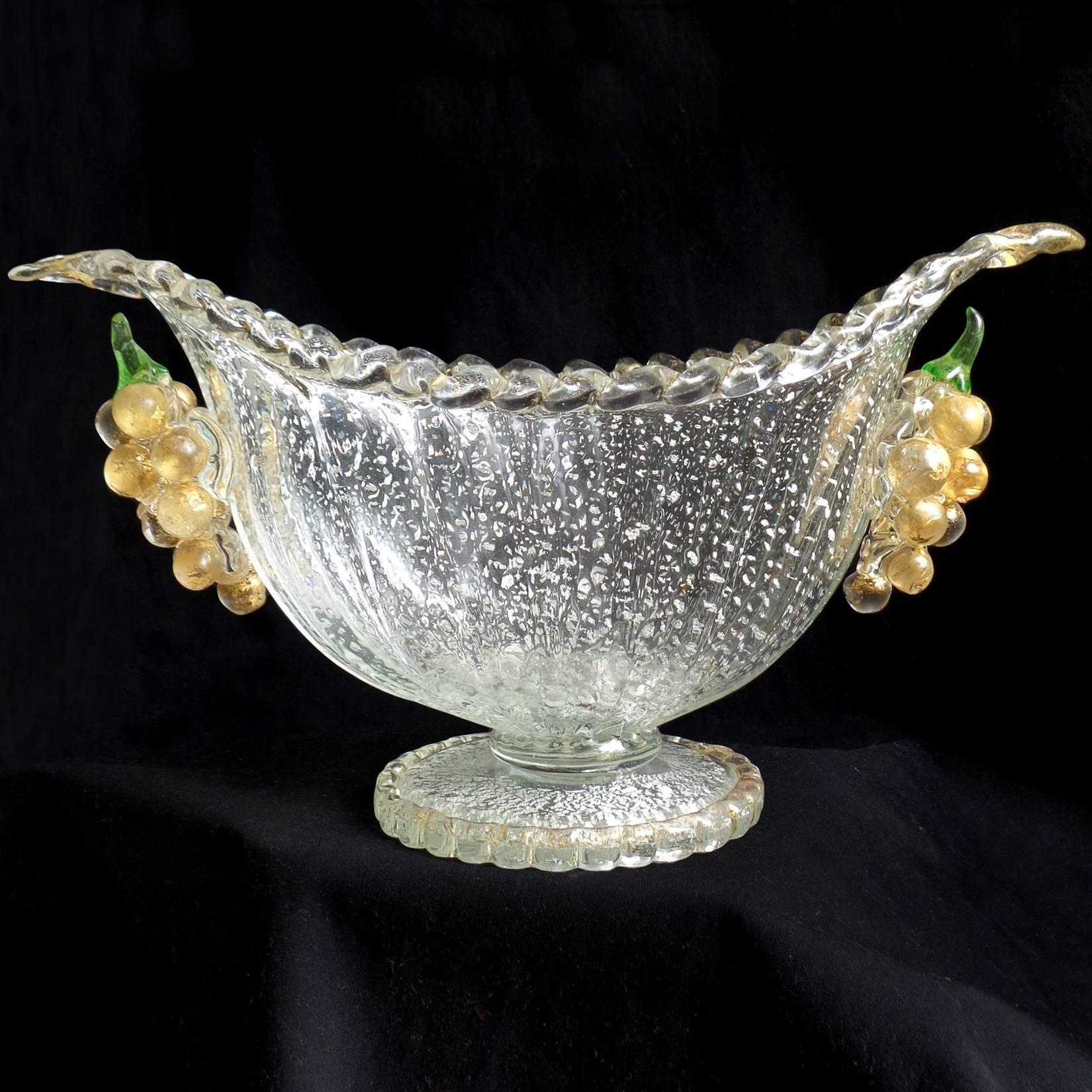 Precioso cuenco / jarrón vintage de Murano soplado a mano, con motas de plata y oro y decoración de uvas. Documentado a la empresa Barovier e Toso, hacia los años 1930-1940. Profusamente recubierto de pan de plata, y pan de oro en el borde y