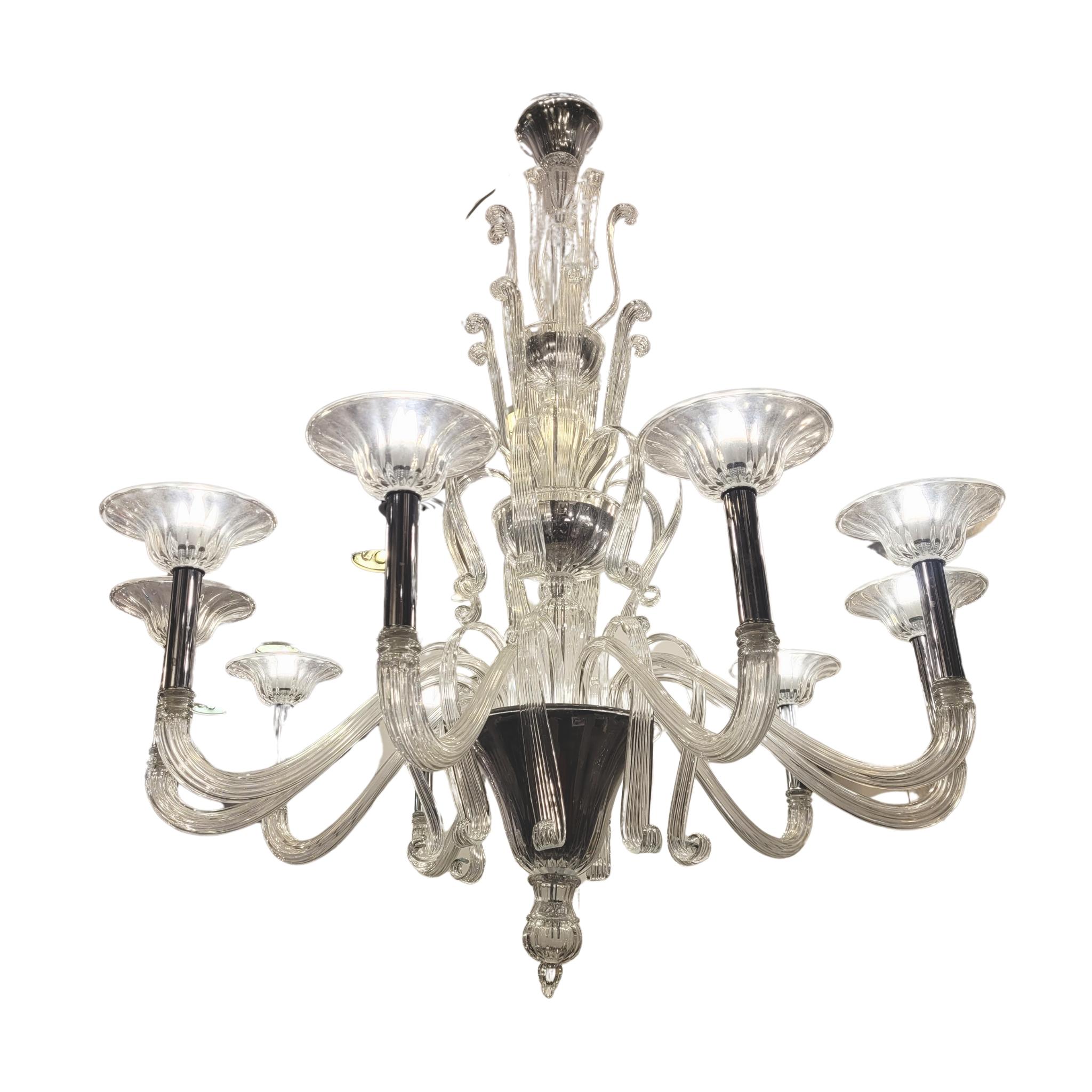 Unico nel suo genere  Lampadario in vetro di Murano di grandi dimensioni, disegnato da Barovier&Toso. Realizzato a metà del secolo scorso, ha una struttura complessa; si configura su uno stelo centrale in metallo ricoperto da vetro soffiato,
