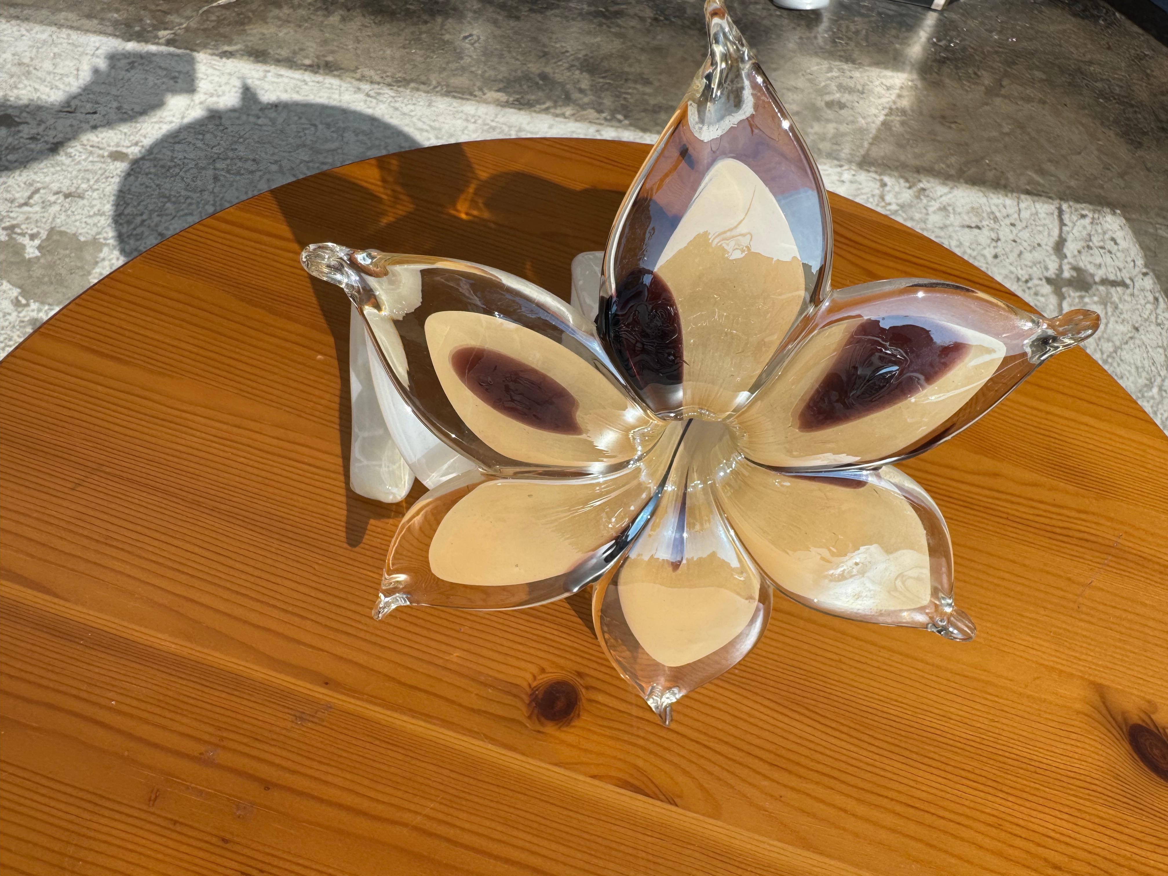 Postmoderno Murano Beige Handblown Flower in vendita