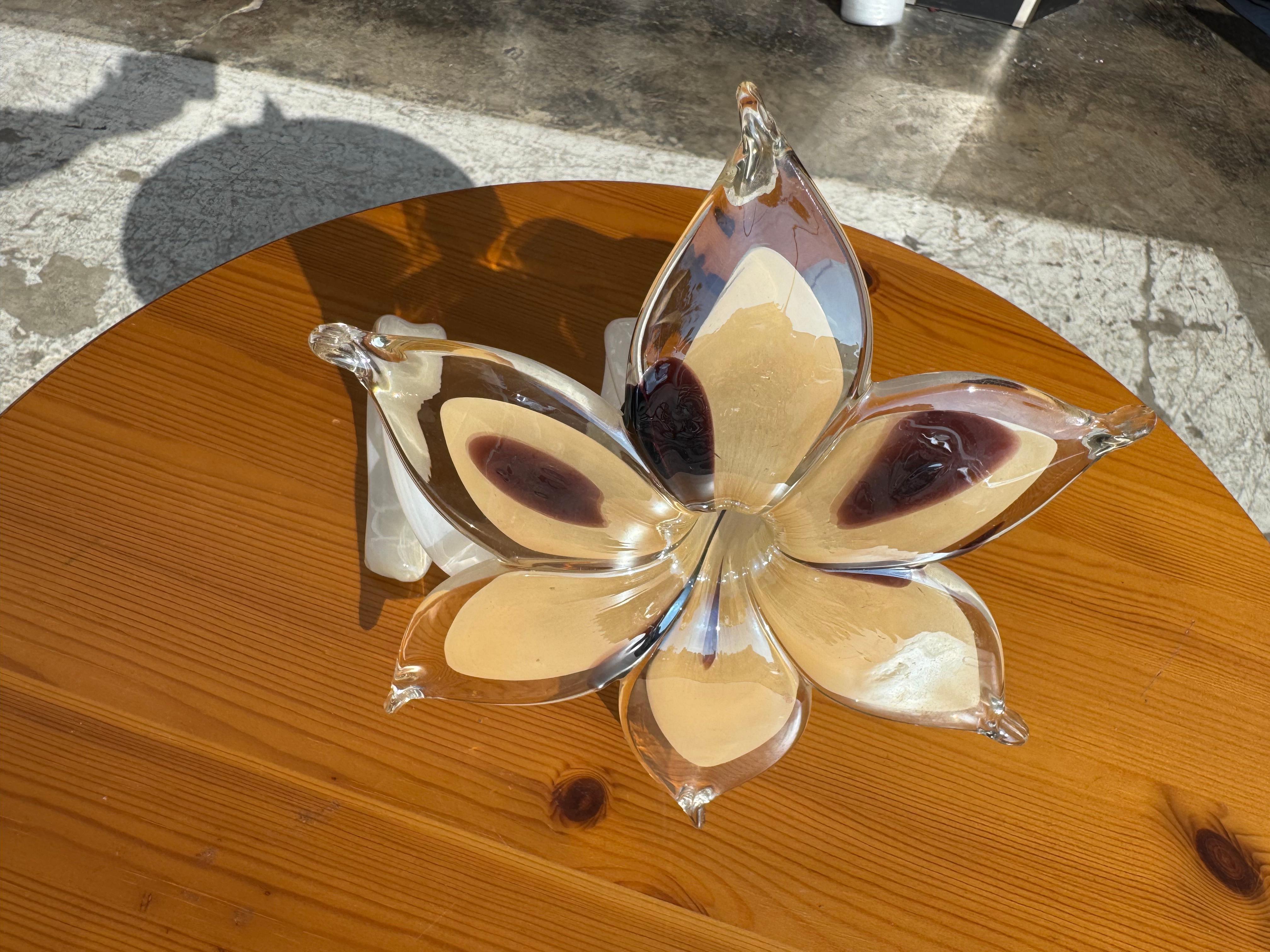 Italiano Murano Beige Handblown Flower in vendita