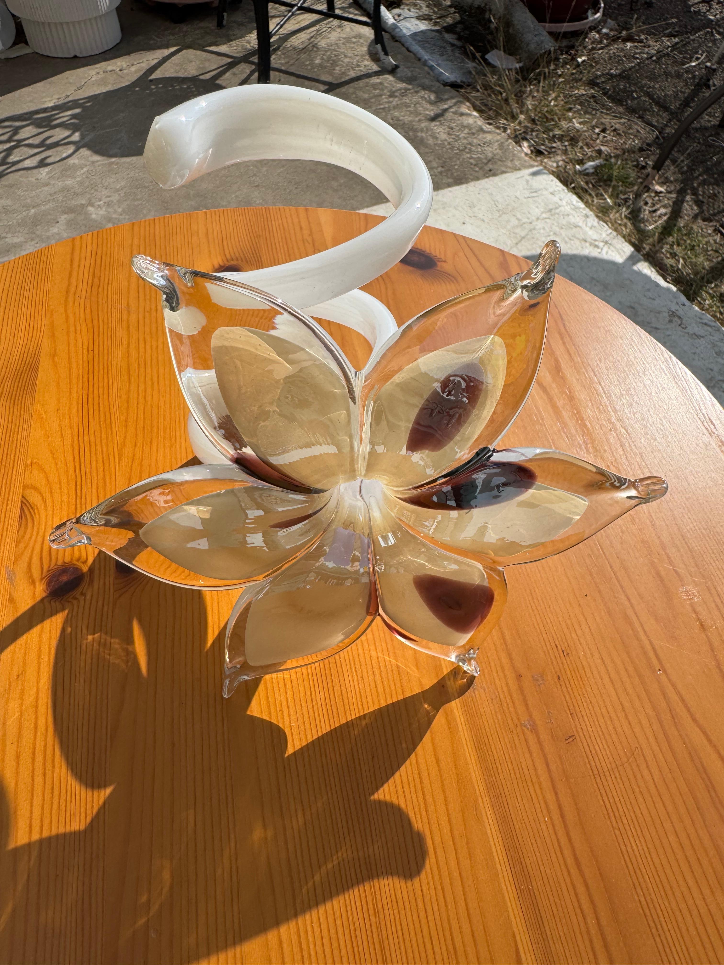 Murano Beige Handblown Flower In condizioni buone in vendita a Pasadena, TX