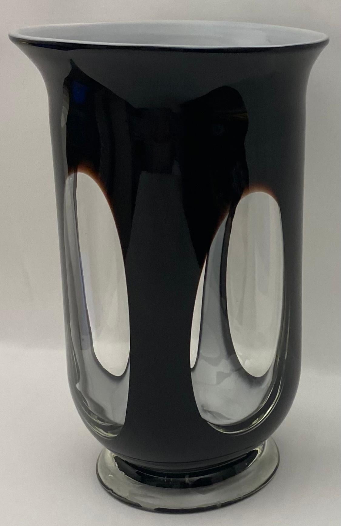 Un vase en verre d'art de Murano de bonne qualité, idéal pour mettre en valeur vos fleurs préférées. 

Mesures : 7 1/4