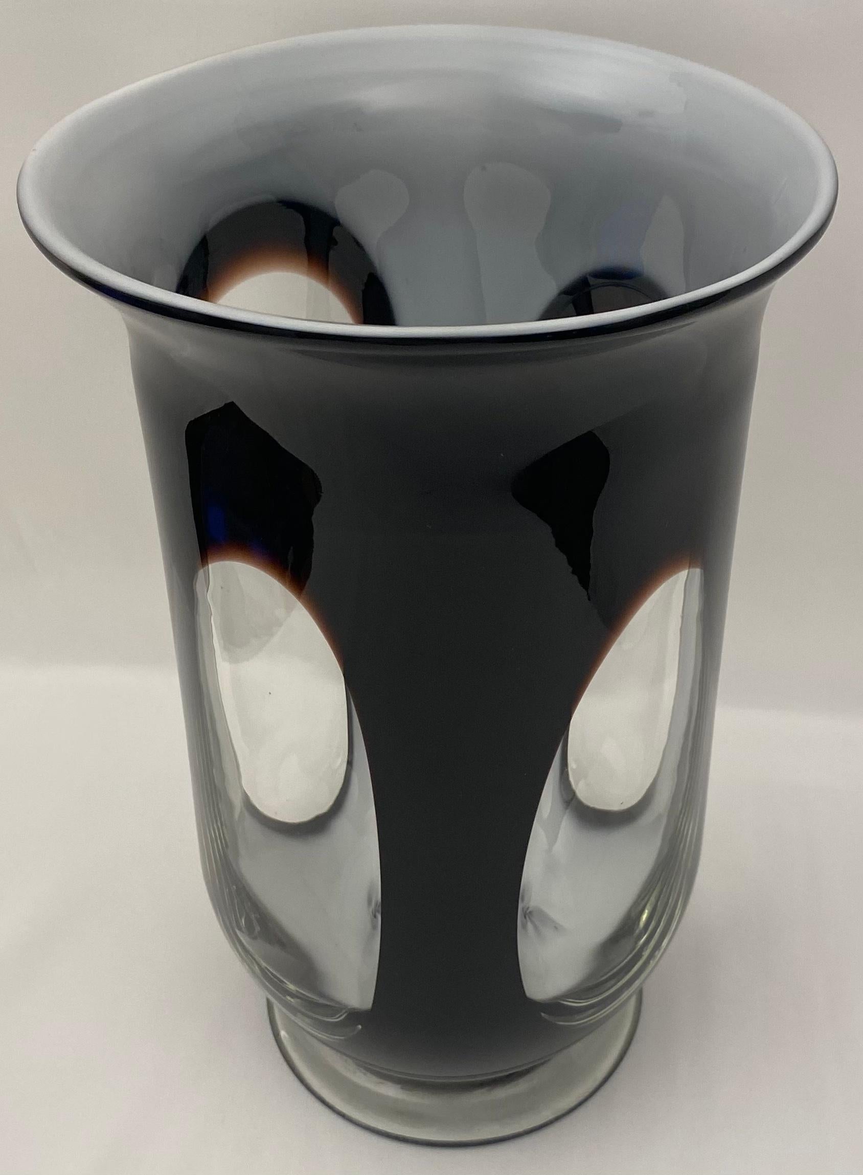20ième siècle Vase en verre d'art de Murano noir et transparent en vente