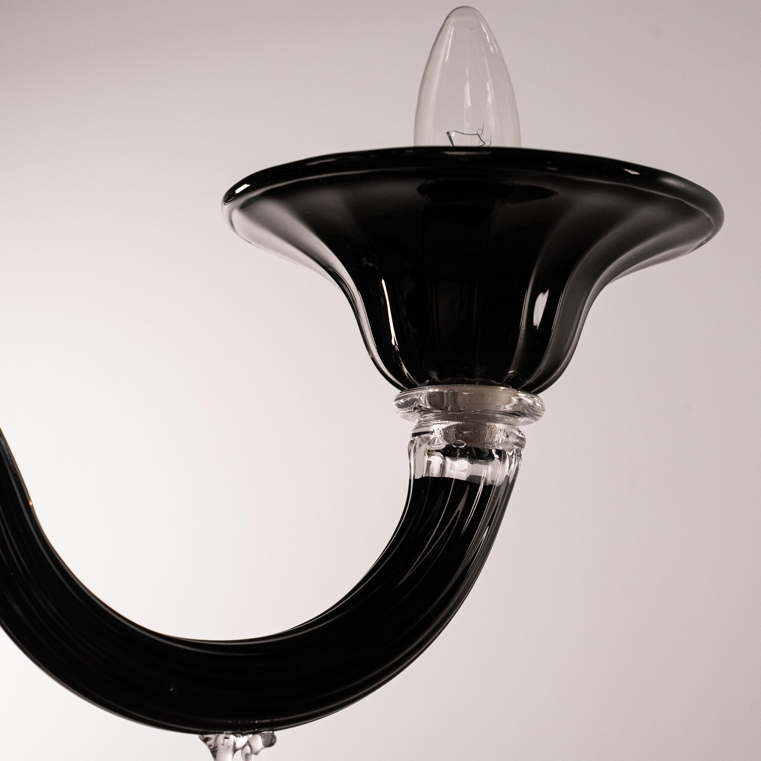 Disponibile ora - Grande e unico lampadario di Murano in vetro nero e trasparente a 5 luci, Vintage Made in Italy in stock
Condizioni: condizioni praticamente perfette e mai usate: nessun graffio pesante, nessun difetto, nessuna crepa, nessuna parte
