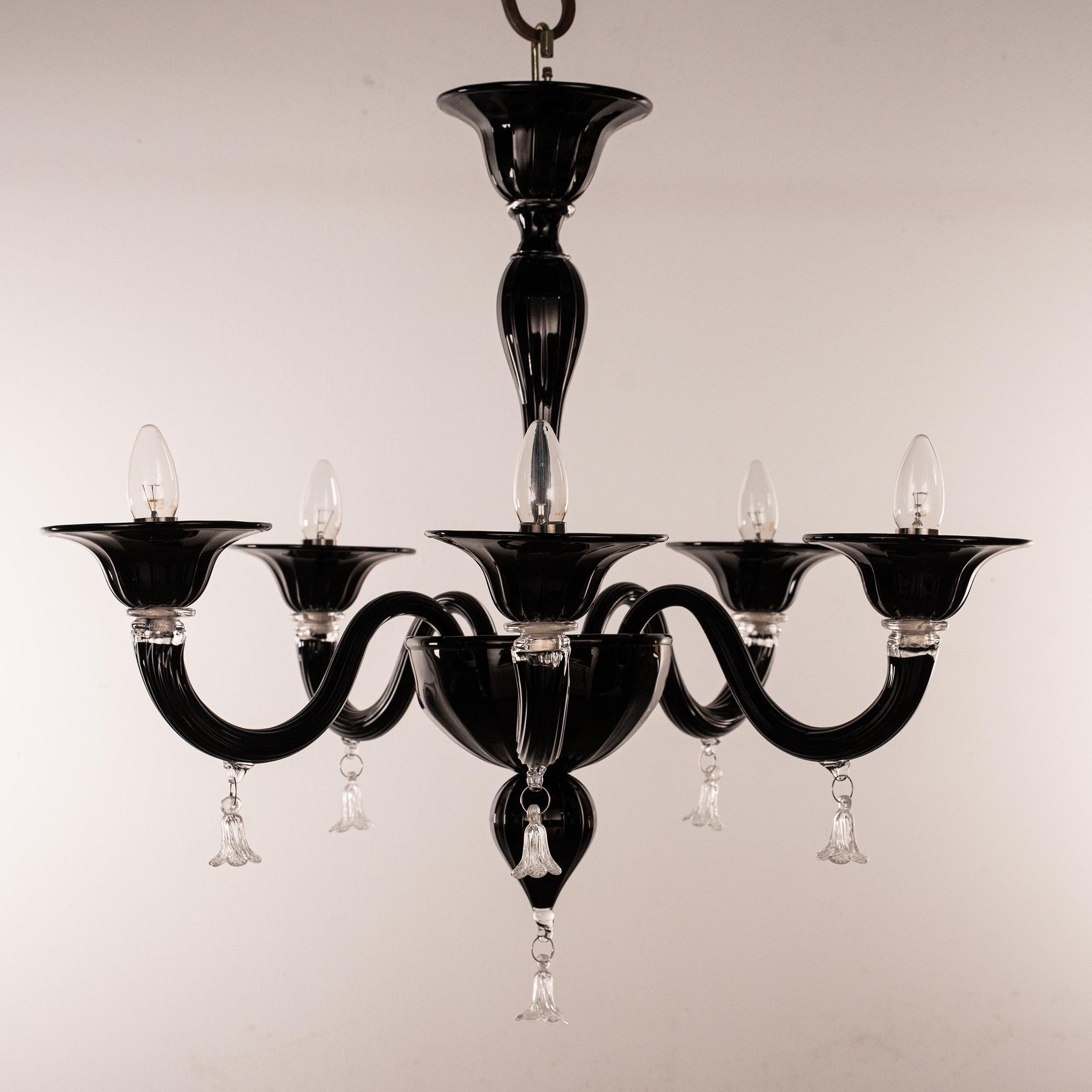 Italiano Lampadario a 5 luci in vetro nero e trasparente di Murano, Vintage Made in Italy in stock in vendita