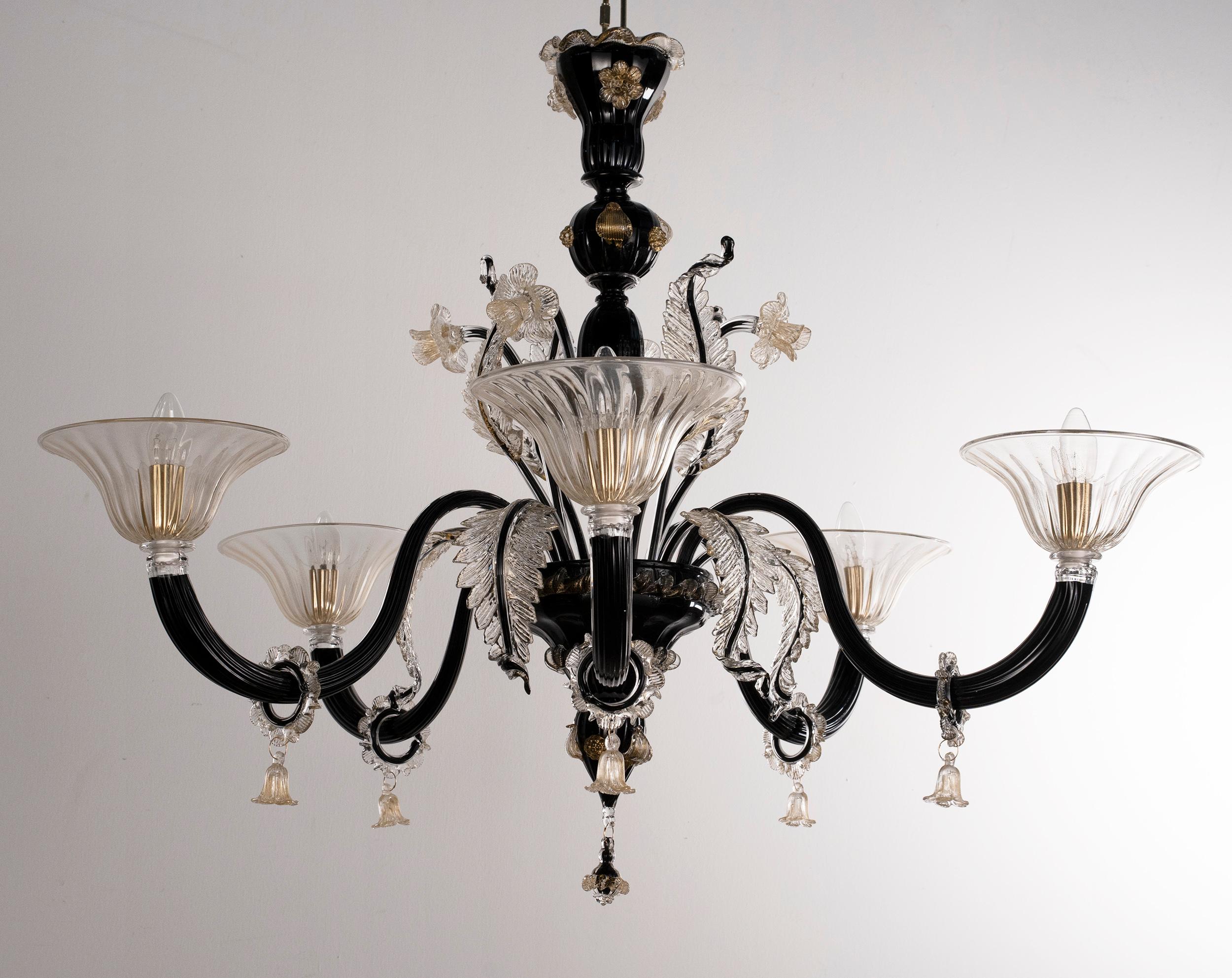 Disponibile ora - Grande e unico lampadario in vetro di Murano nero e oro a 5 luci, Vintage Made in Italy in stock
Condizioni: condizioni praticamente perfette e mai usate: nessun graffio pesante, nessun difetto, nessuna crepa, nessuna parte