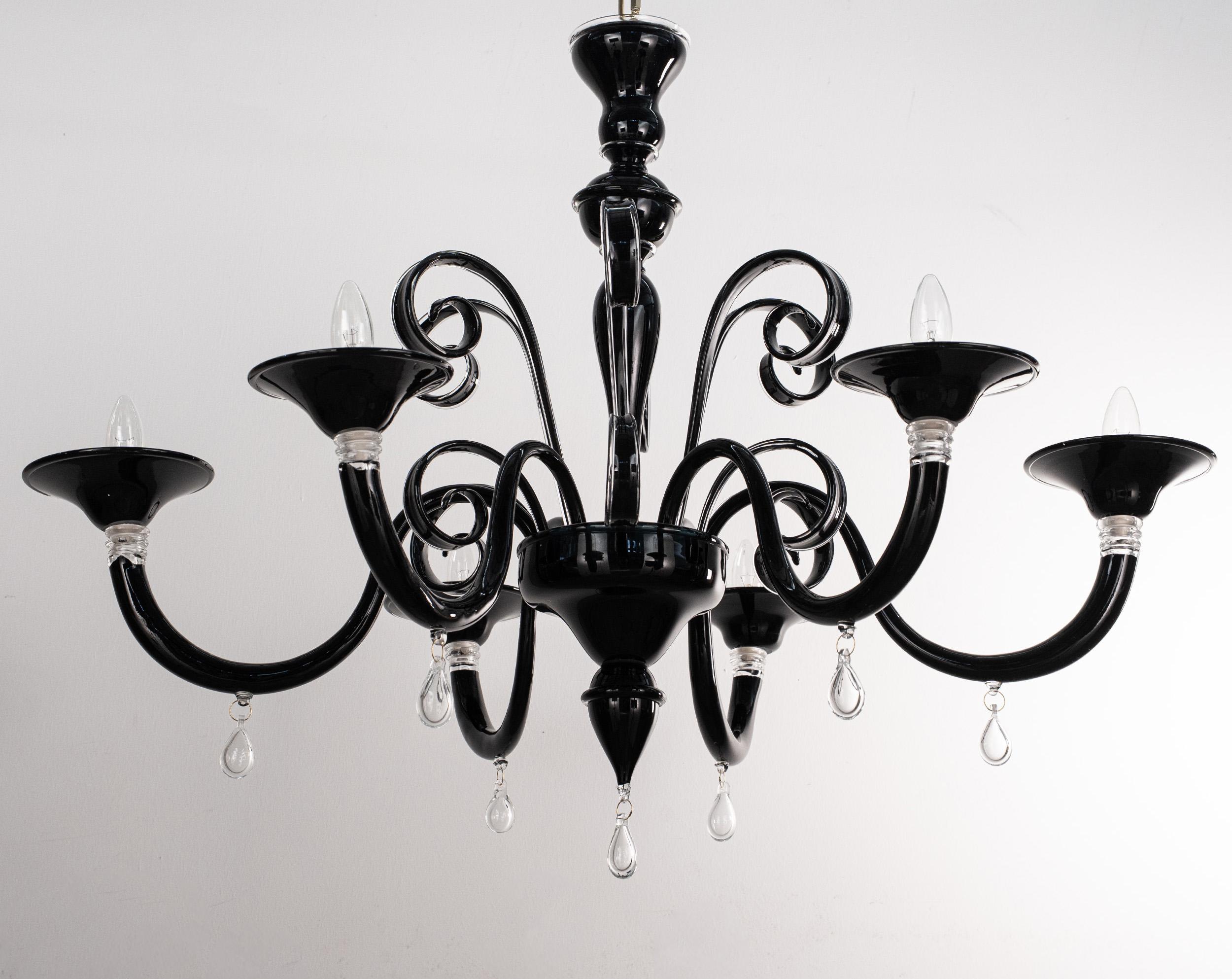 Disponibile ora - Grande e unico lampadario in vetro di Murano nero e oro a 6 luci, Vintage Made in Italy in stock
Condizioni: condizioni praticamente perfette e mai usate: nessun graffio pesante, nessun difetto, nessuna crepa, nessuna parte