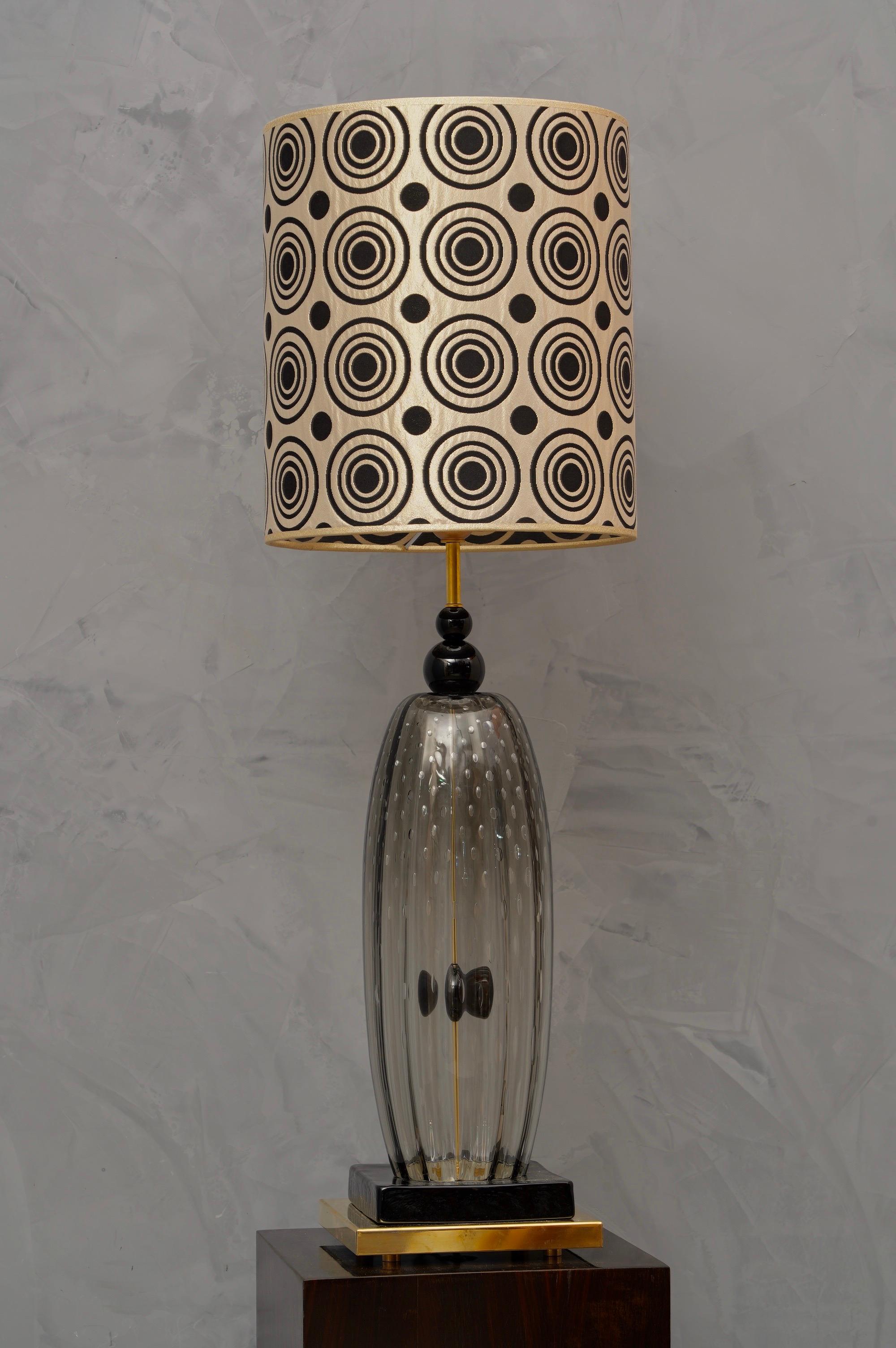 Increíble belleza para una lámpara de mesa de cristal de Murano de mediados de siglo.  Los hornos de Murano crean un indiscutible diseño atemporal, sencillo pero elegante al mismo tiempo.

Todo en cristal soplado de Murano, de color negro y