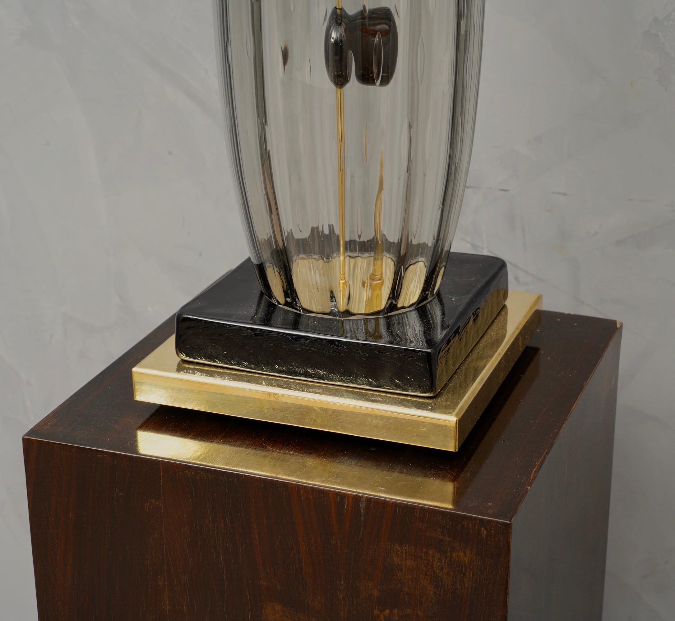 Lámparas de sobremesa de cristal soplado negro y ahumado de Murano, 1970 Latón en venta