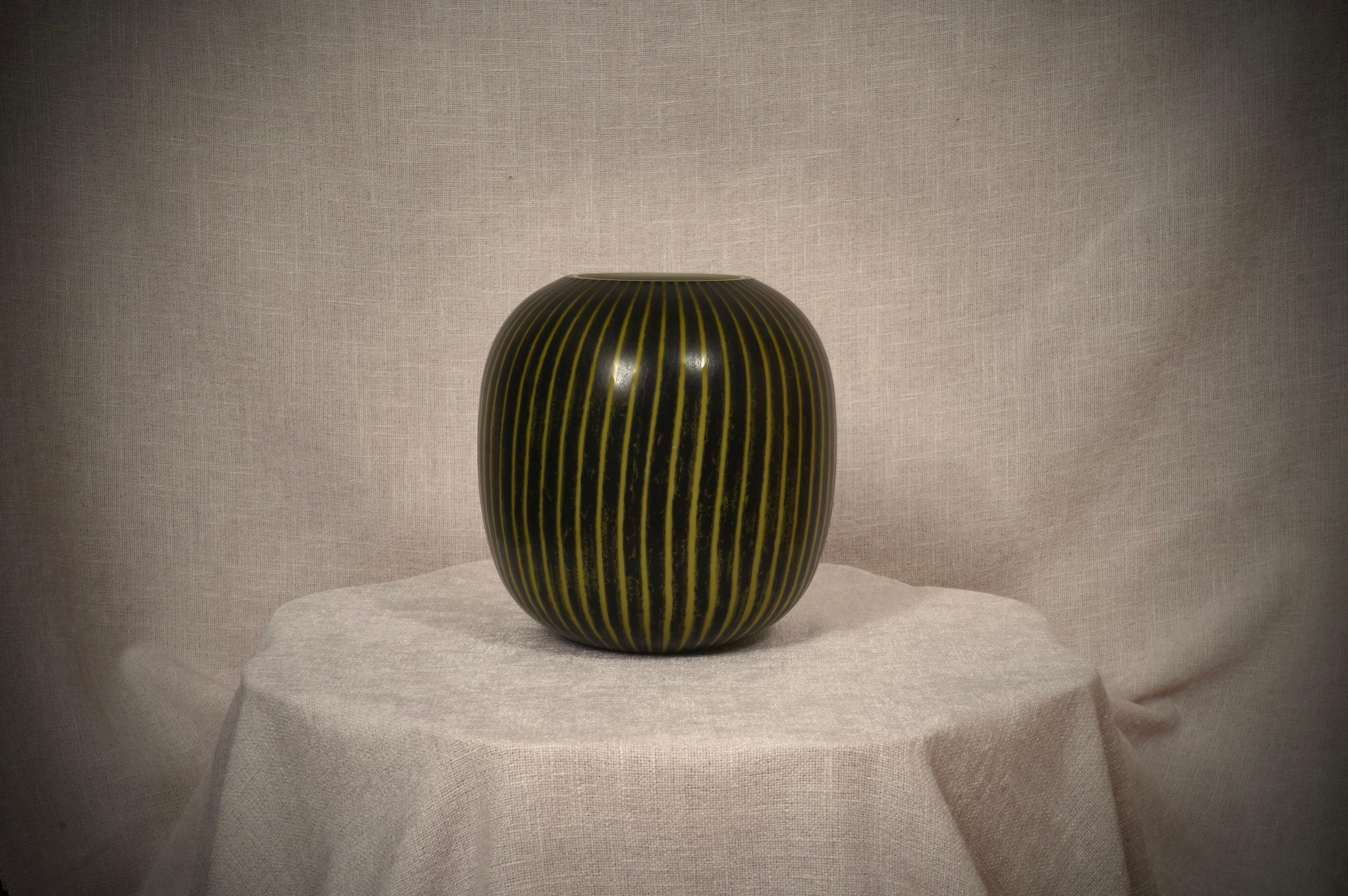 Schöne Vase aus Murano, klassisches Amphoren-Design. Sehr leicht, dünn und zart, mit einer schönen leuchtend gelben Farbe, die auf einem schwarzen Grund hervorsticht.

Die vollständig von Hand geblasene Murano-Vase ist von einer noch nie dagewesenen