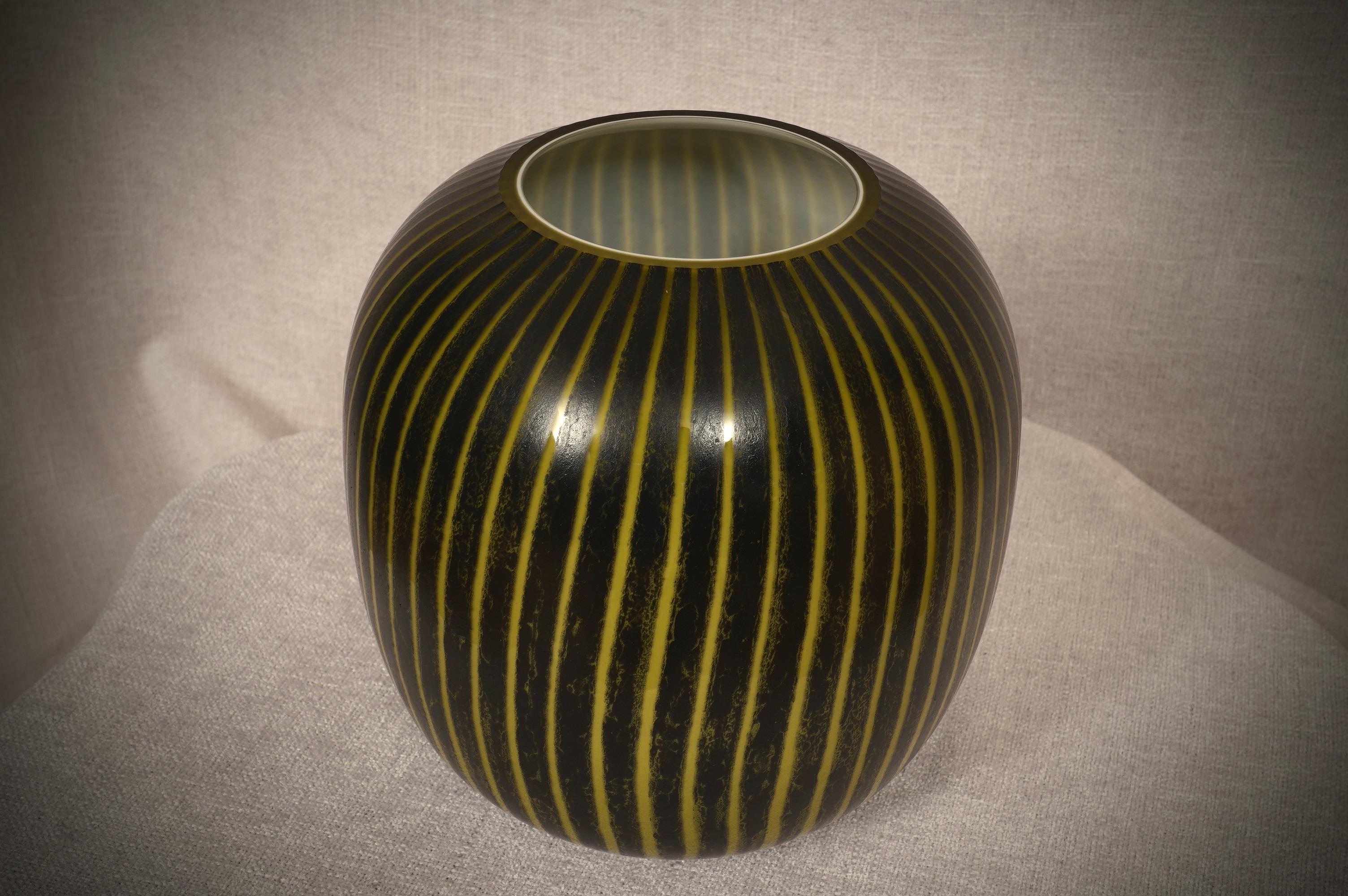 Mid-Century Modern Vase en verre d'art noir et jaune de Murano, 1950 en vente