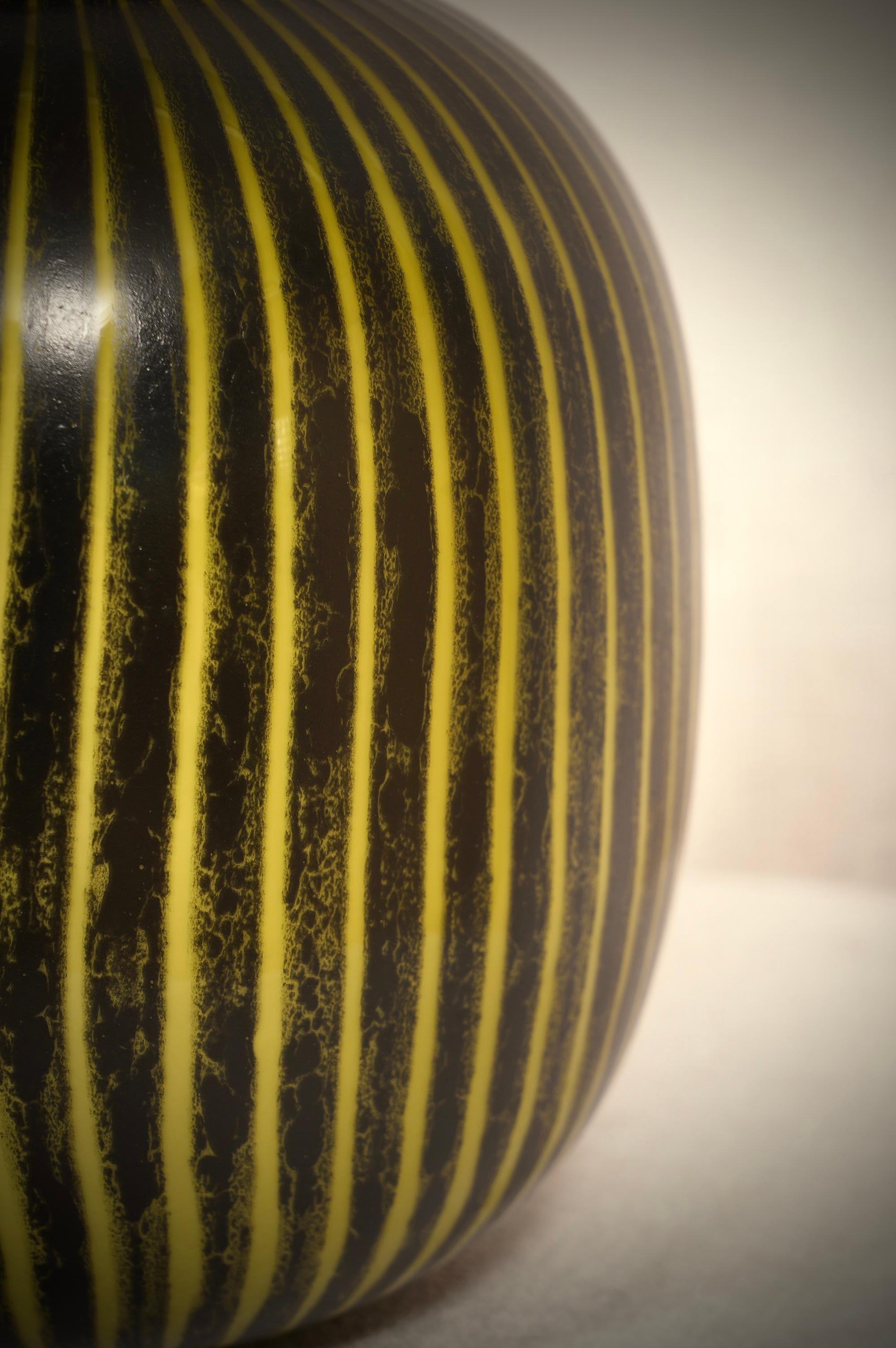 Vase aus schwarzem und gelbem Murano-Kunstglas, 1950 (Italienisch) im Angebot