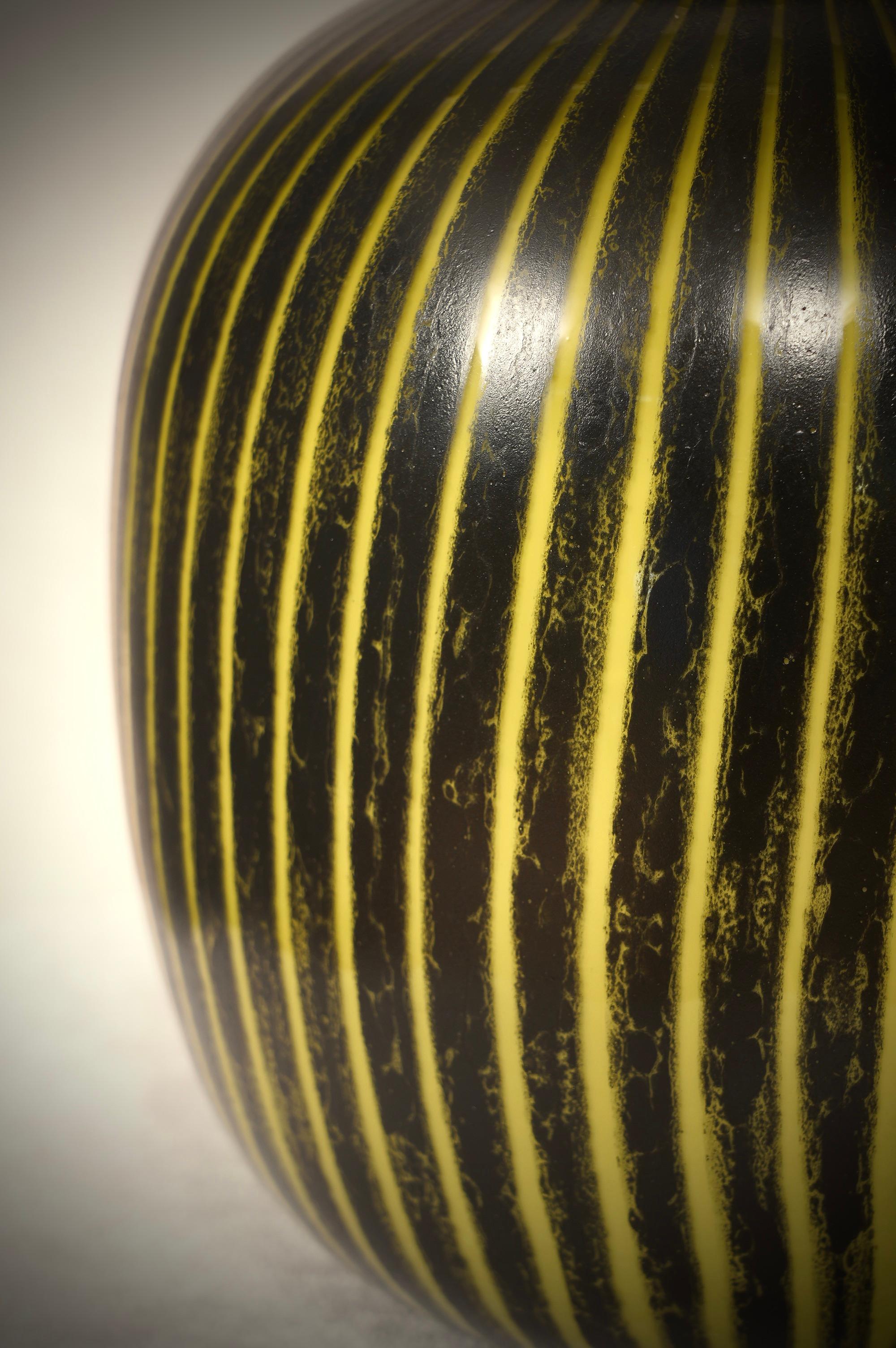 Milieu du XXe siècle Vase en verre d'art noir et jaune de Murano, 1950 en vente