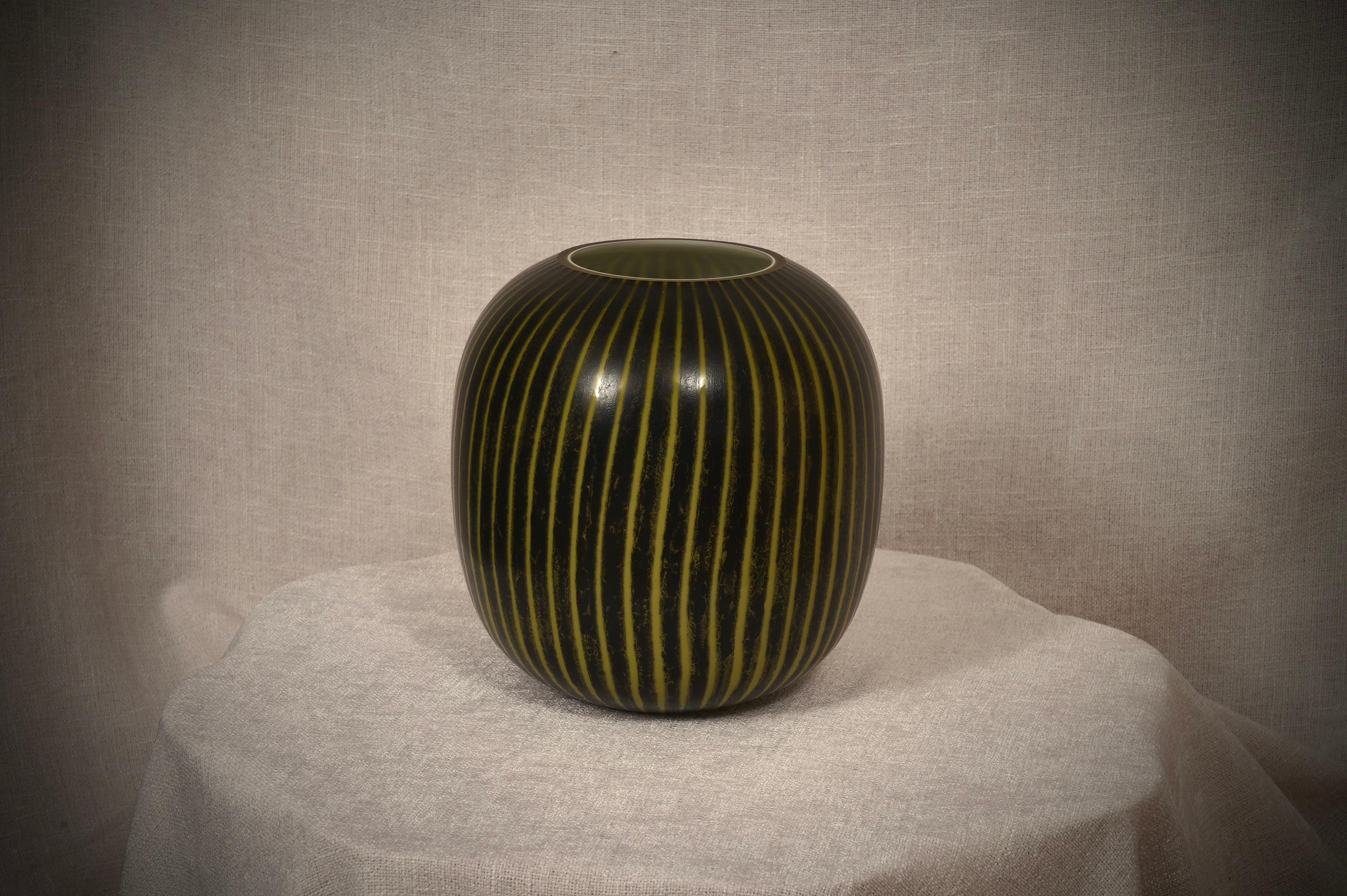 Verre de Murano Vase en verre d'art noir et jaune de Murano, 1950 en vente