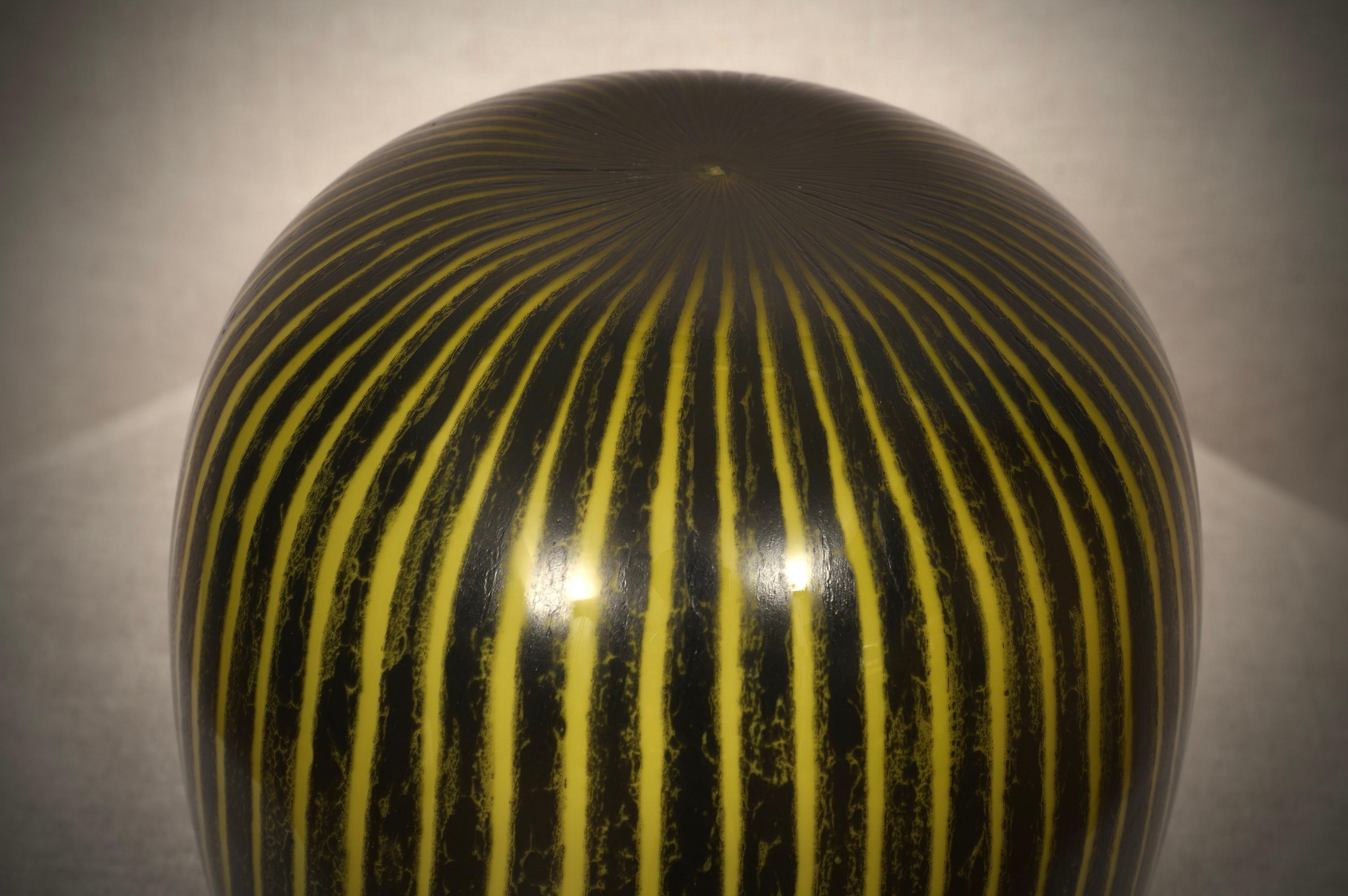 Vase aus schwarzem und gelbem Murano-Kunstglas, 1950 im Angebot 1