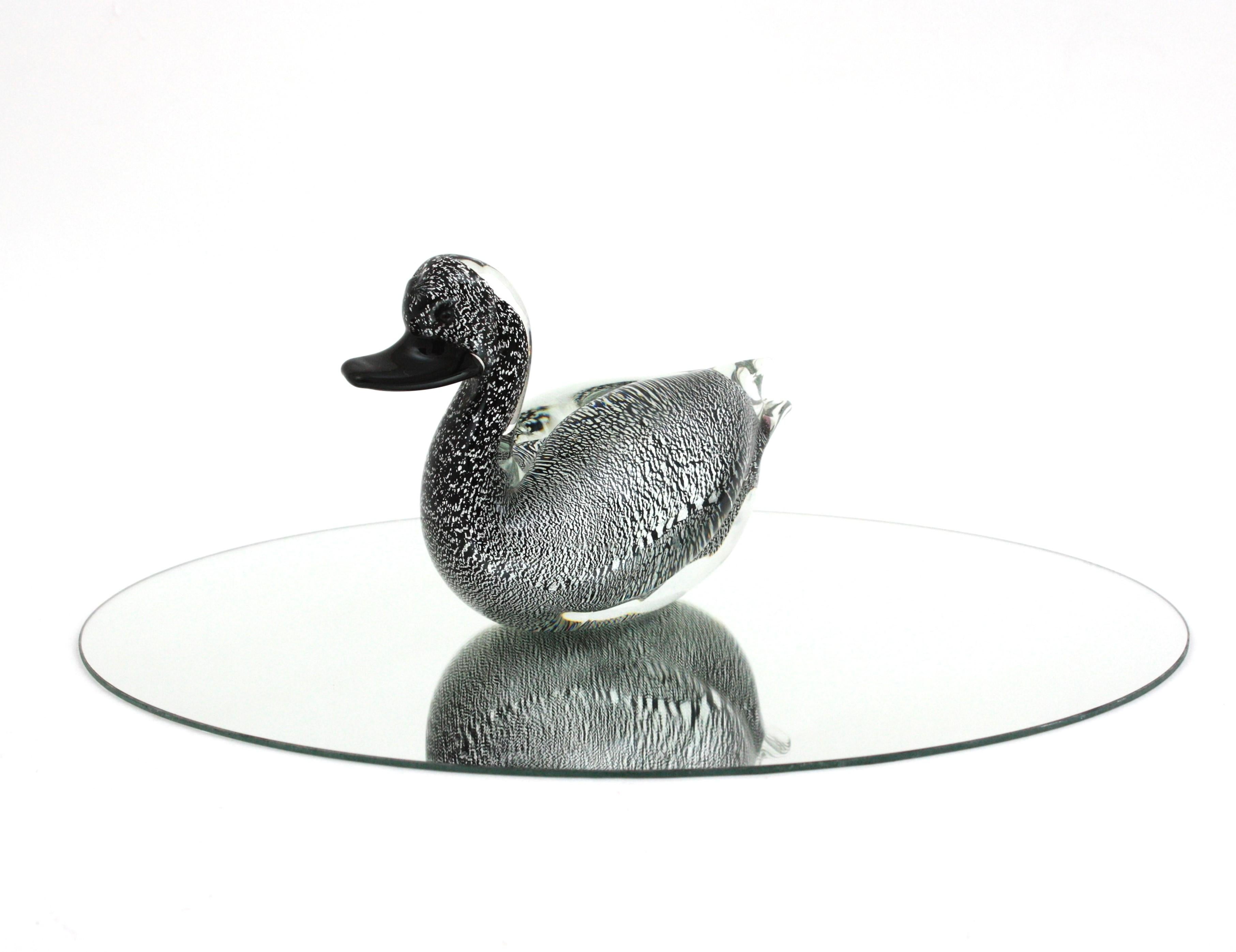  Murano Black Clear Duck Sculpture Art Glass Paperweight with Silver Flecks (Sculpture de canard en verre noir transparent avec des mouchetures d'argent) en vente 3