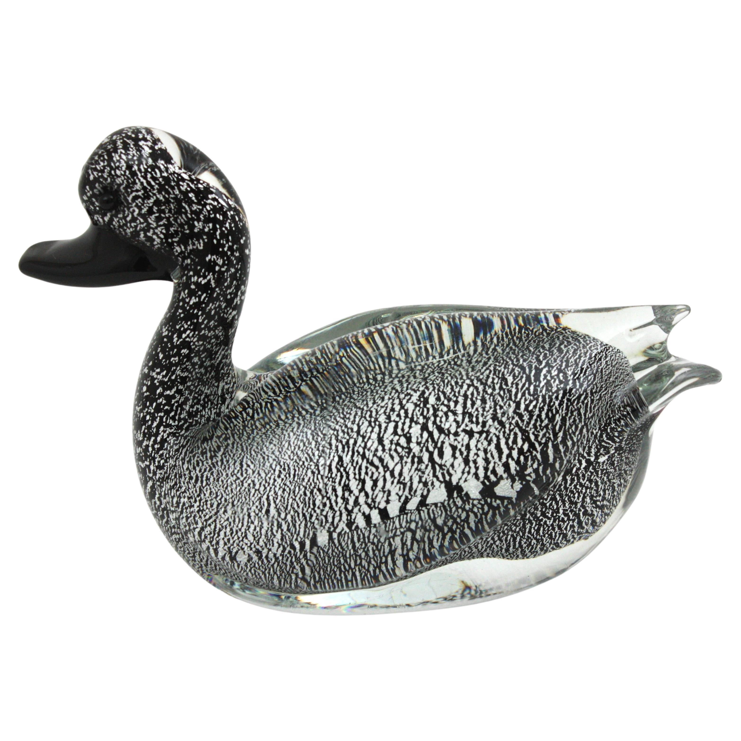  Murano Black Clear Duck Sculpture Art Glass Paperweight with Silver Flecks (Sculpture de canard en verre noir transparent avec des mouchetures d'argent) en vente 4