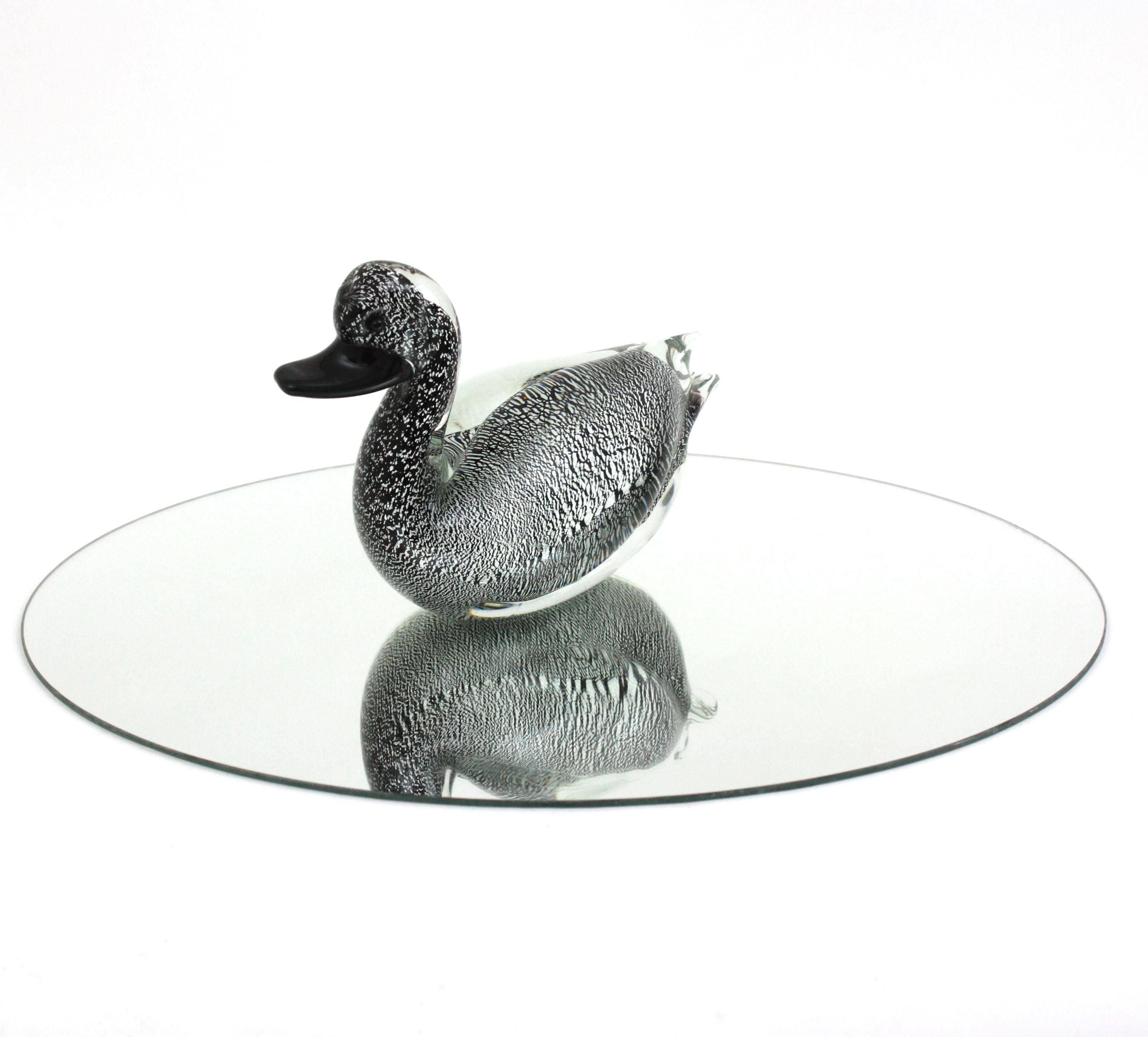 Mid-Century Modern  Murano Black Clear Duck Sculpture Art Glass Paperweight with Silver Flecks (Sculpture de canard en verre noir transparent avec des mouchetures d'argent) en vente