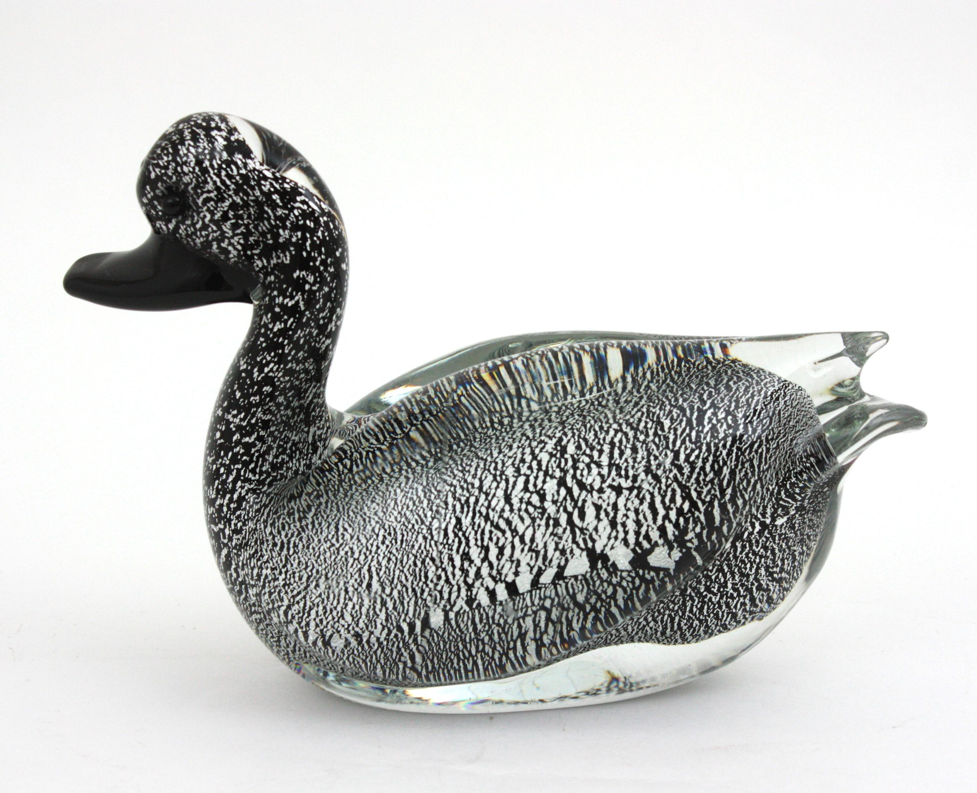 italien  Murano Black Clear Duck Sculpture Art Glass Paperweight with Silver Flecks (Sculpture de canard en verre noir transparent avec des mouchetures d'argent) en vente