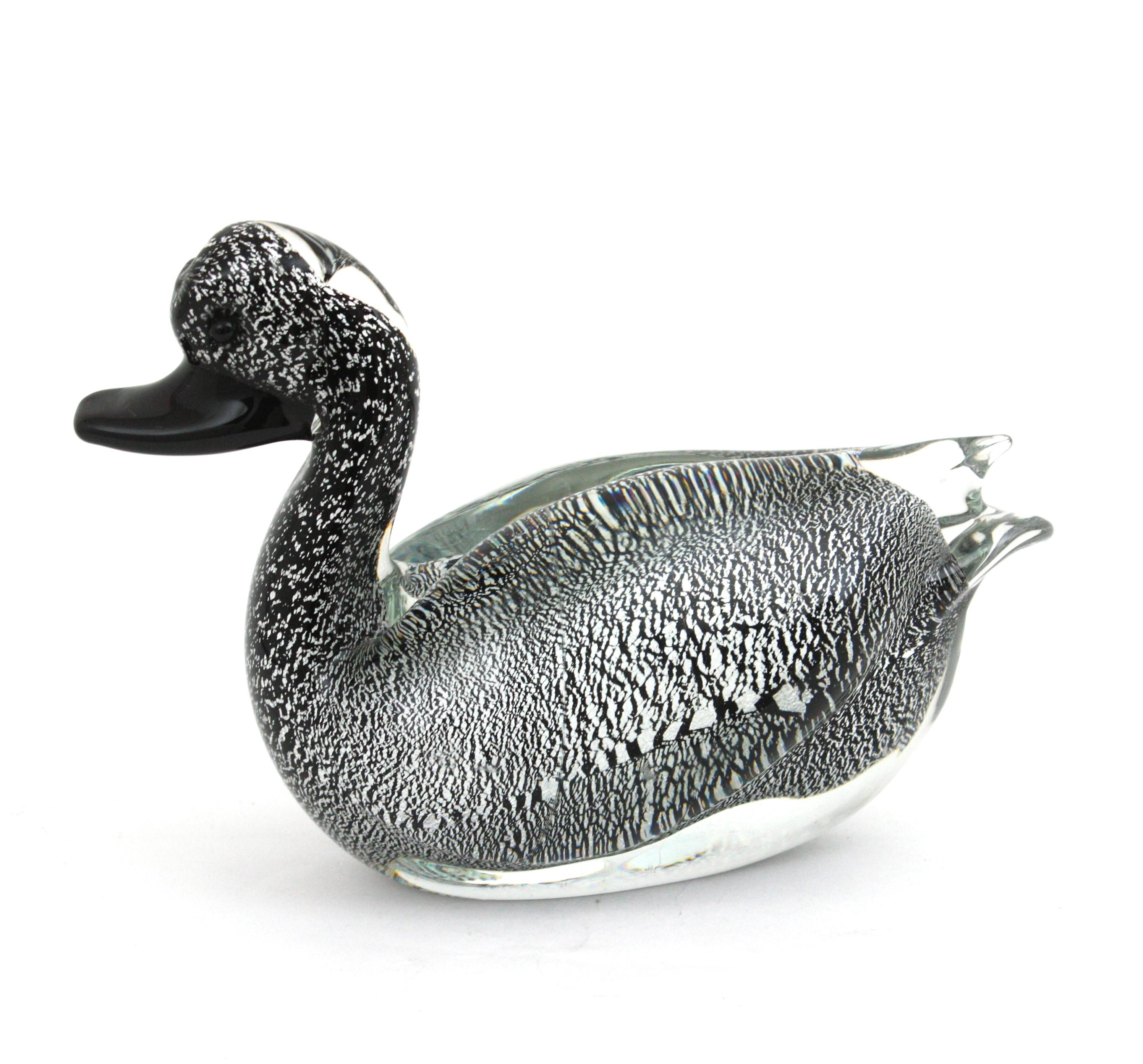 Fait main  Murano Black Clear Duck Sculpture Art Glass Paperweight with Silver Flecks (Sculpture de canard en verre noir transparent avec des mouchetures d'argent) en vente