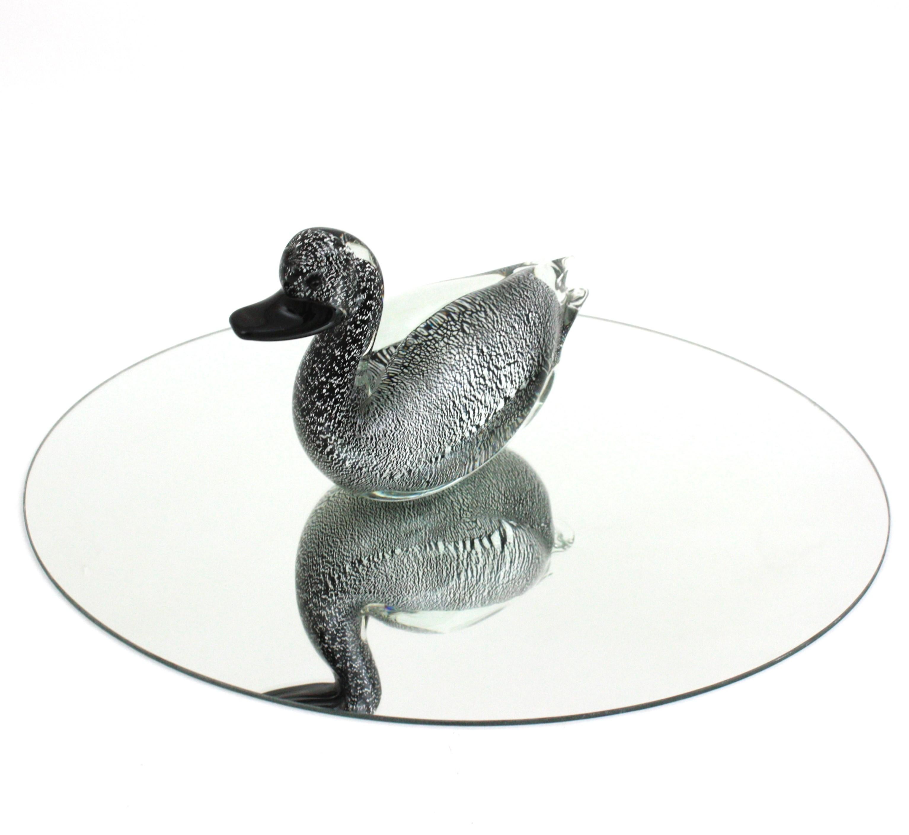 20ième siècle  Murano Black Clear Duck Sculpture Art Glass Paperweight with Silver Flecks (Sculpture de canard en verre noir transparent avec des mouchetures d'argent) en vente