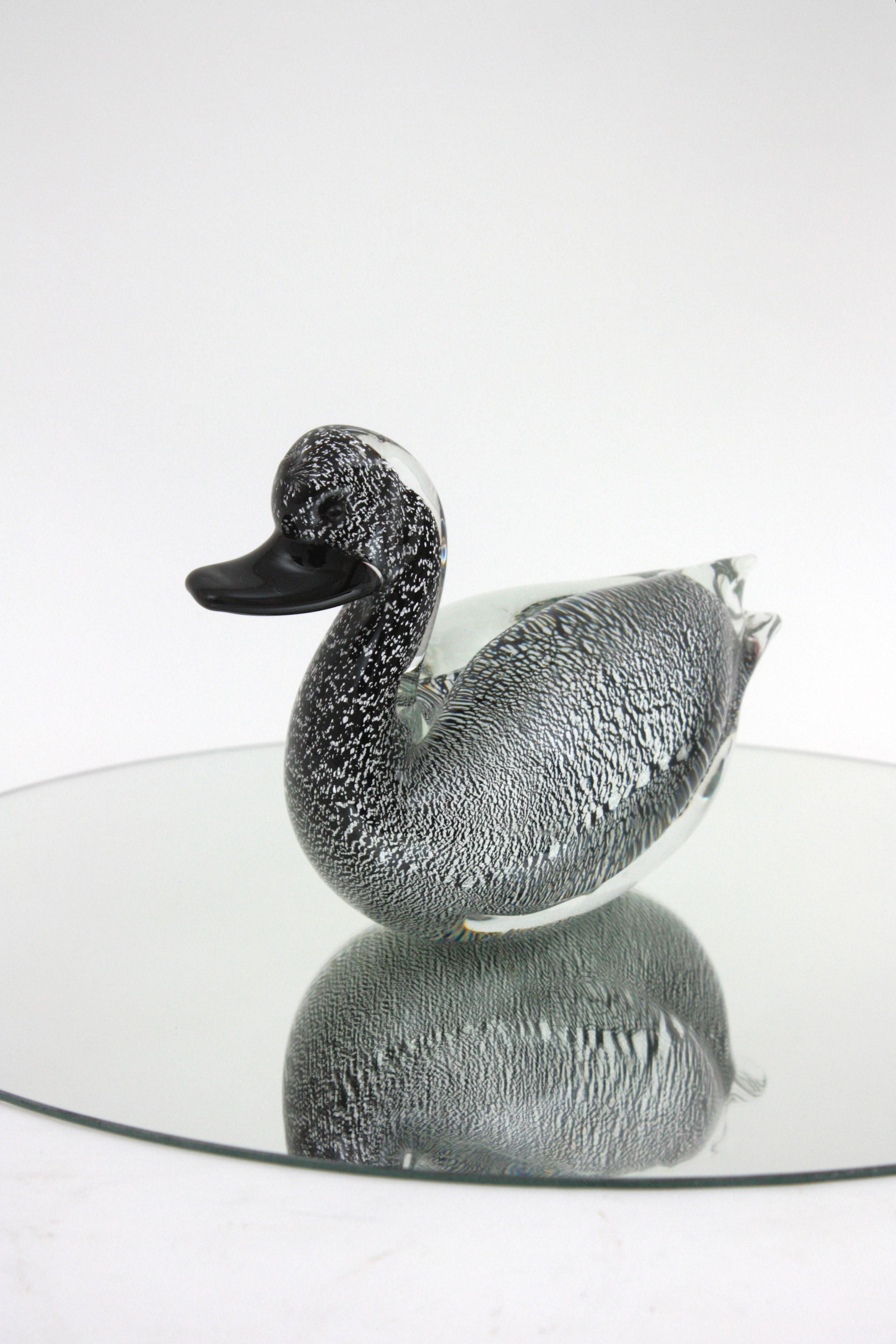 Verre  Murano Black Clear Duck Sculpture Art Glass Paperweight with Silver Flecks (Sculpture de canard en verre noir transparent avec des mouchetures d'argent) en vente