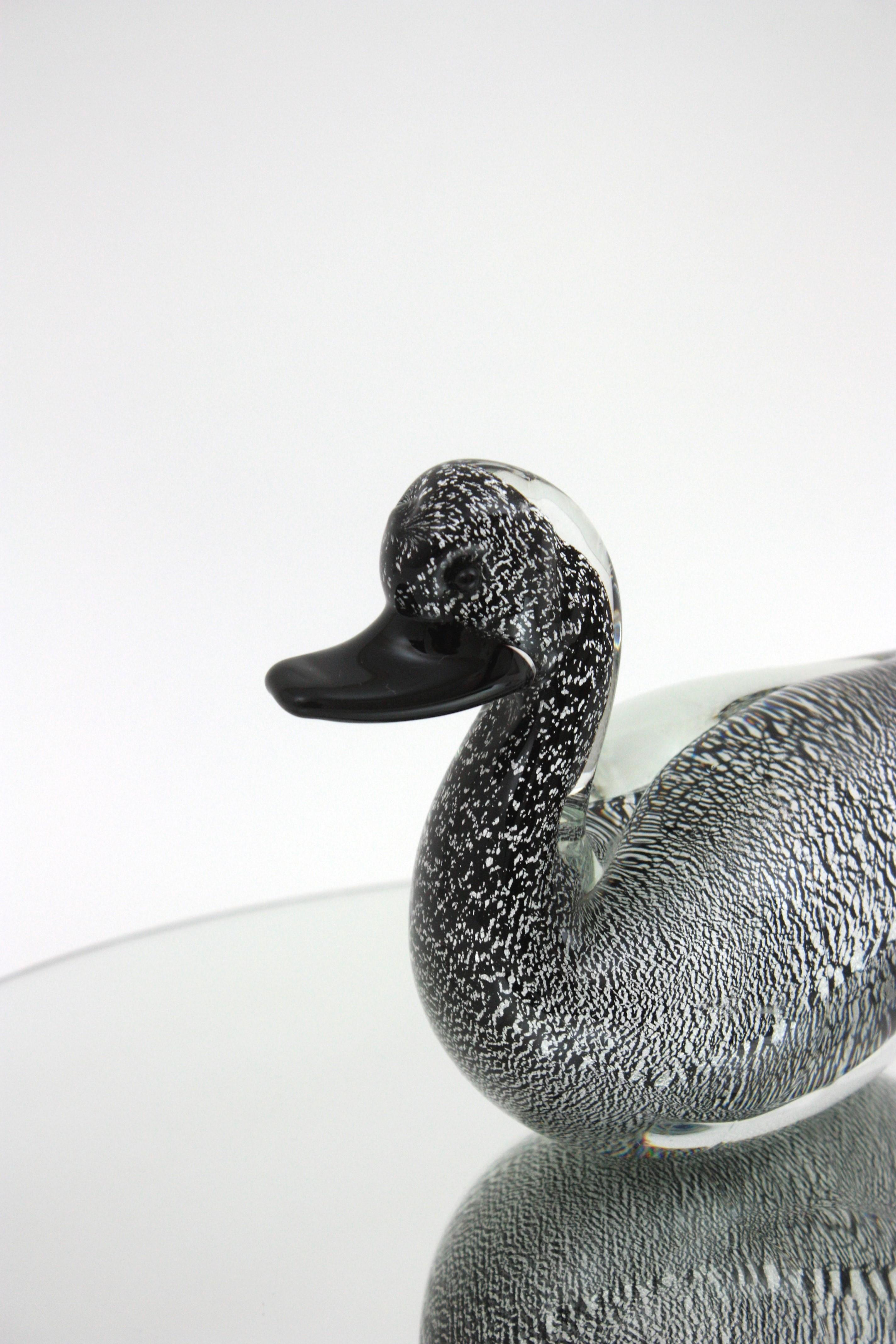  Murano Black Clear Duck Sculpture Art Glass Paperweight with Silver Flecks (Sculpture de canard en verre noir transparent avec des mouchetures d'argent) en vente 1
