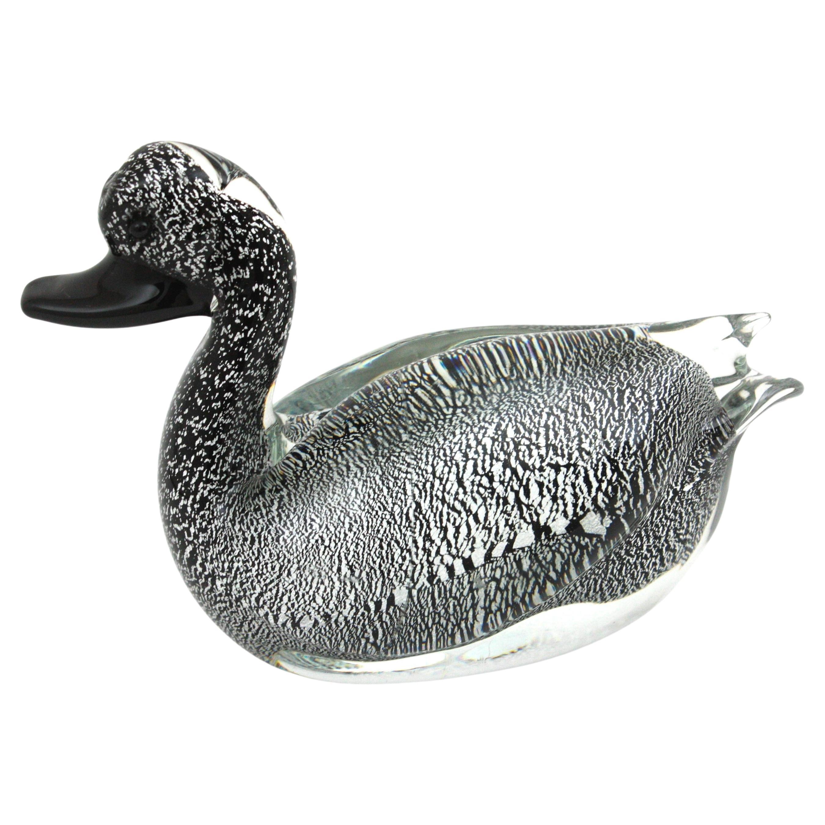  Murano Black Clear Duck Sculpture Art Glass Paperweight with Silver Flecks (Sculpture de canard en verre noir transparent avec des mouchetures d'argent) en vente