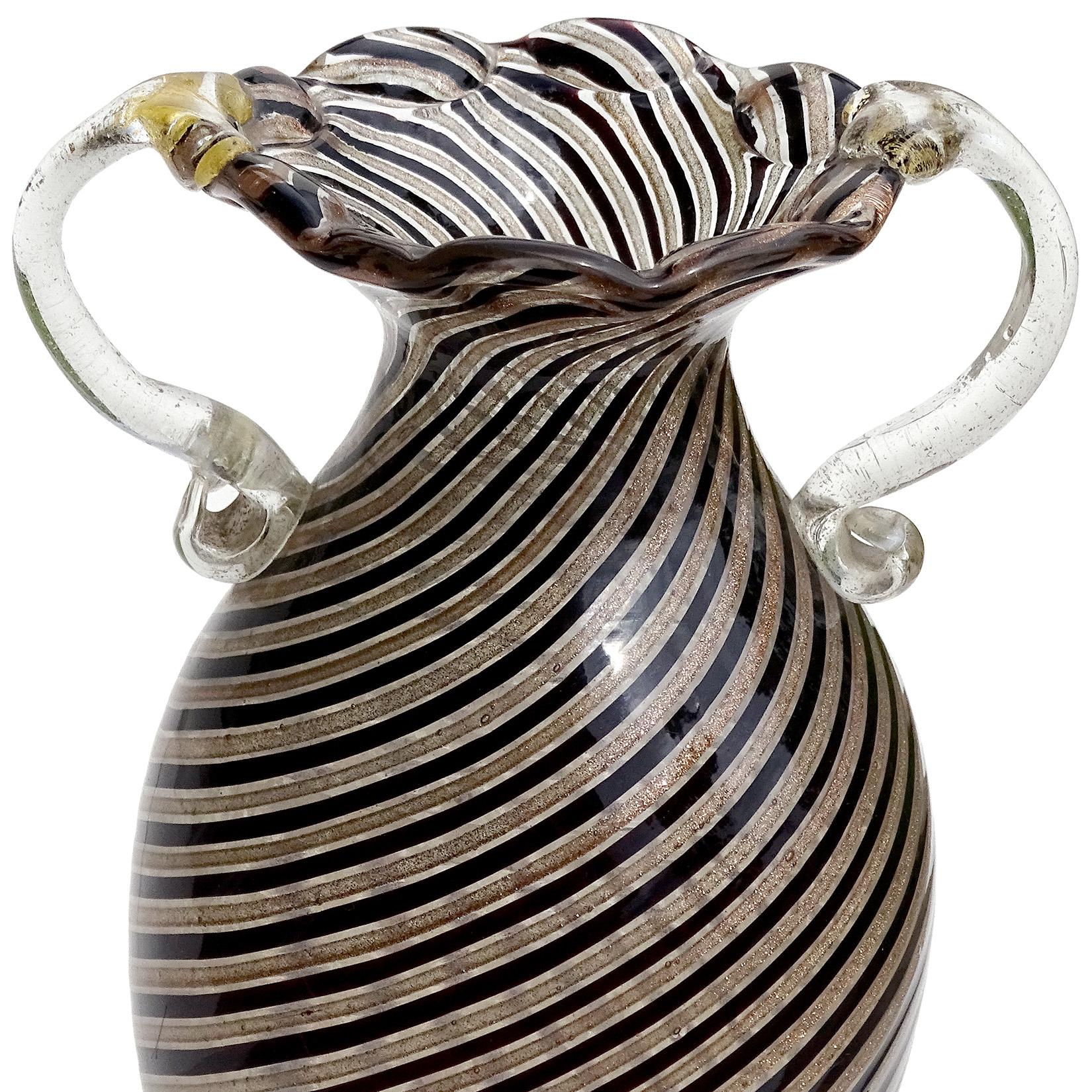 Bellissimo vaso vintage di Murano soffiato a mano con nastri in avventurina nera e rame. L'imboccatura del vaso è arricciata e presenta due manici in foglia d'oro. Creato alla maniera di Dino Martens / Aureliano Toso. I manici sono rivestiti in