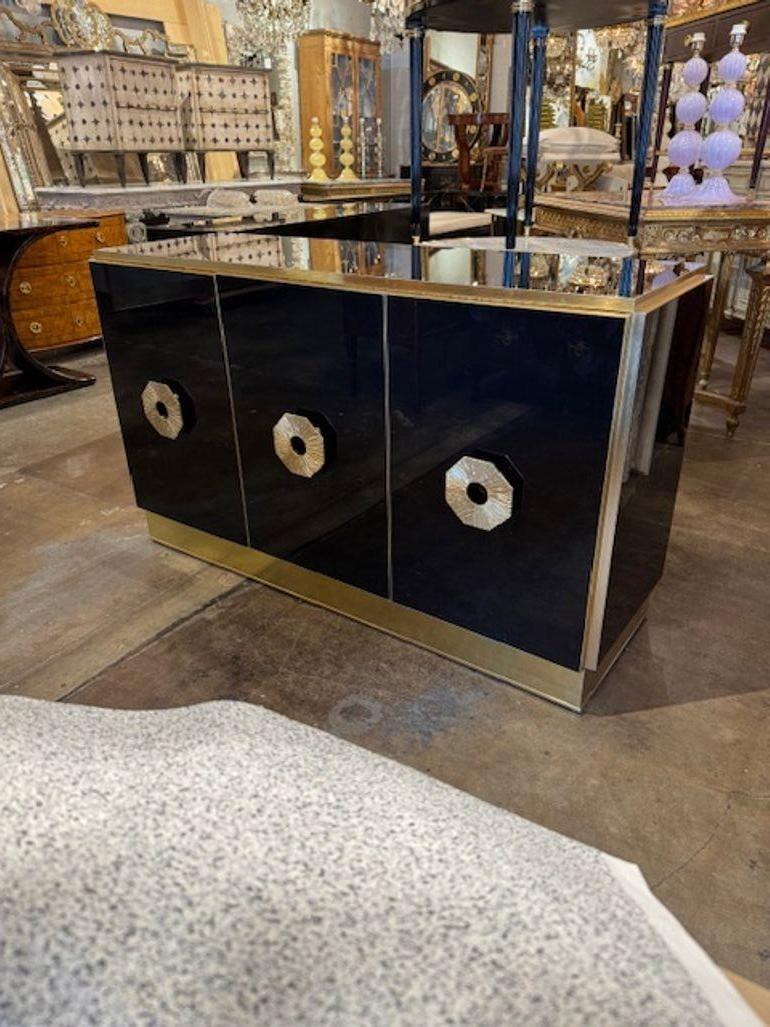 Buffet moderne italien en verre noir et laiton. Vers 2000. Parfait pour les designs transitionnels d'aujourd'hui ! 60w x 19d x 35h