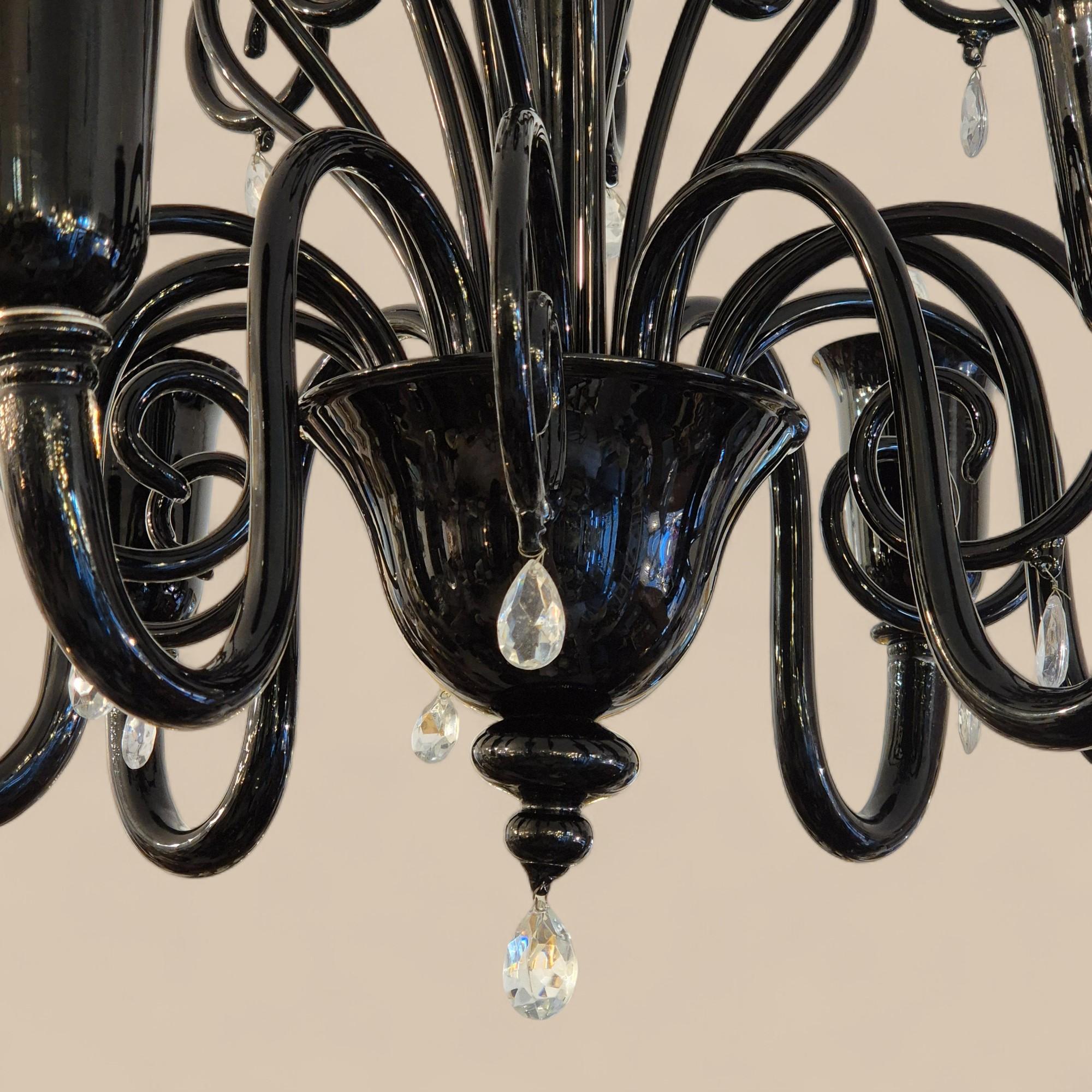 Ce lustre exceptionnel, créé pour Fendi, incarne l'excellence de la verrerie vénitienne et la rareté des pièces iconiques qui marquent l'histoire du design. Entièrement réalisée à la main sur l'île de Murano par les maîtres Gianni & Loris