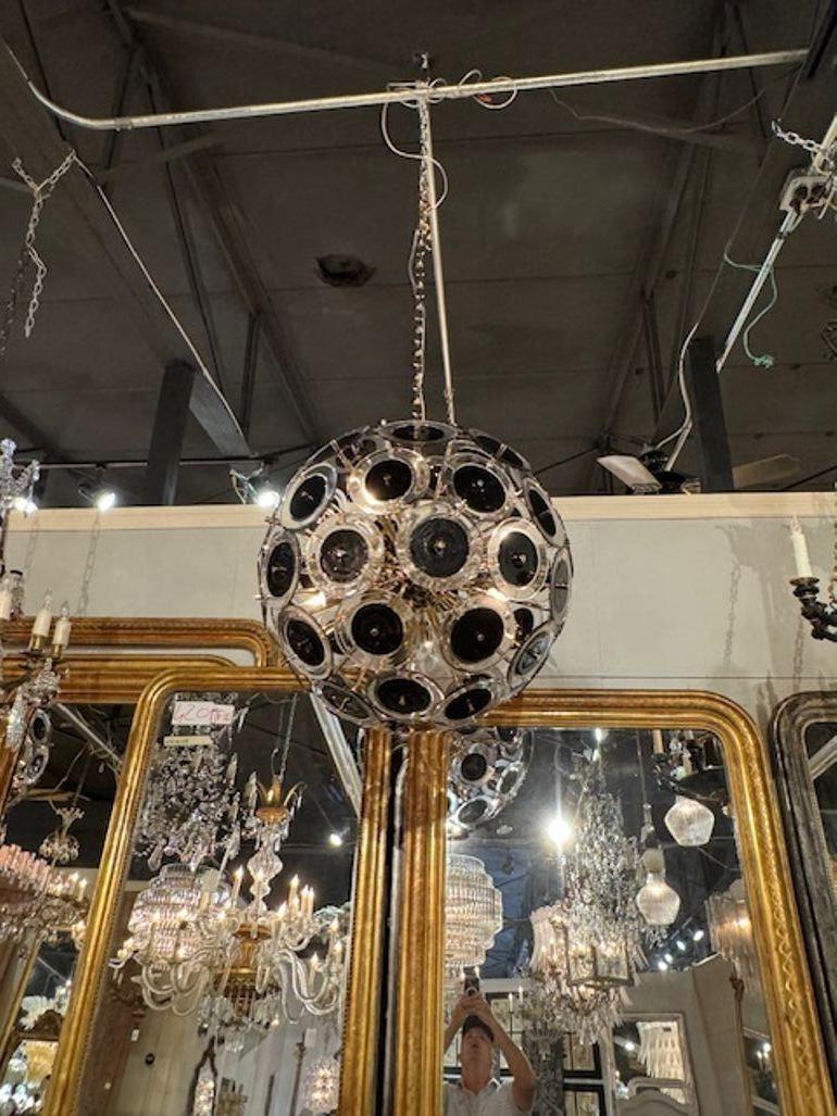 Lampadario Sputnik Modern in vetro nero. Circa 2000. Il lampadario è stato ricablato professionalmente e viene fornito con catena e baldacchino coordinati. È pronto per essere appeso!