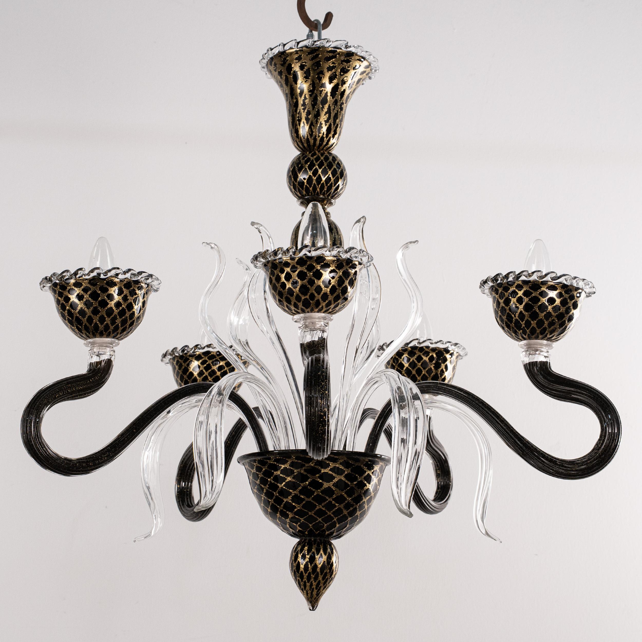 Murano Schwarz Gold klar Glas Kronleuchter 5 Lichter Vintage Made in Italy auf Lager
Zustand: praktisch perfekter Zustand und nie benutzt: keine schweren Kratzer, keine Defekte, keine Risse, keine fehlenden Teile.
 
Typ: Venezianischer