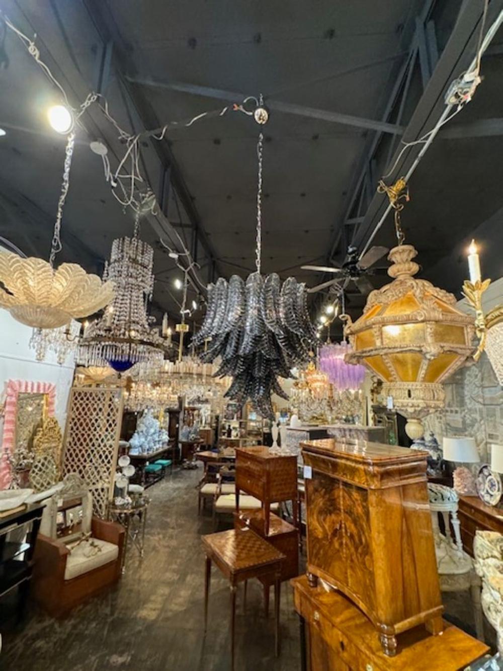 Lustre moderne en verre noir de Murano avec feuilles de palmier. Vers 2000. Le lustre a été recâblé par des professionnels et est livré avec une chaîne et un baldaquin assortis. Il est prêt à être suspendu !