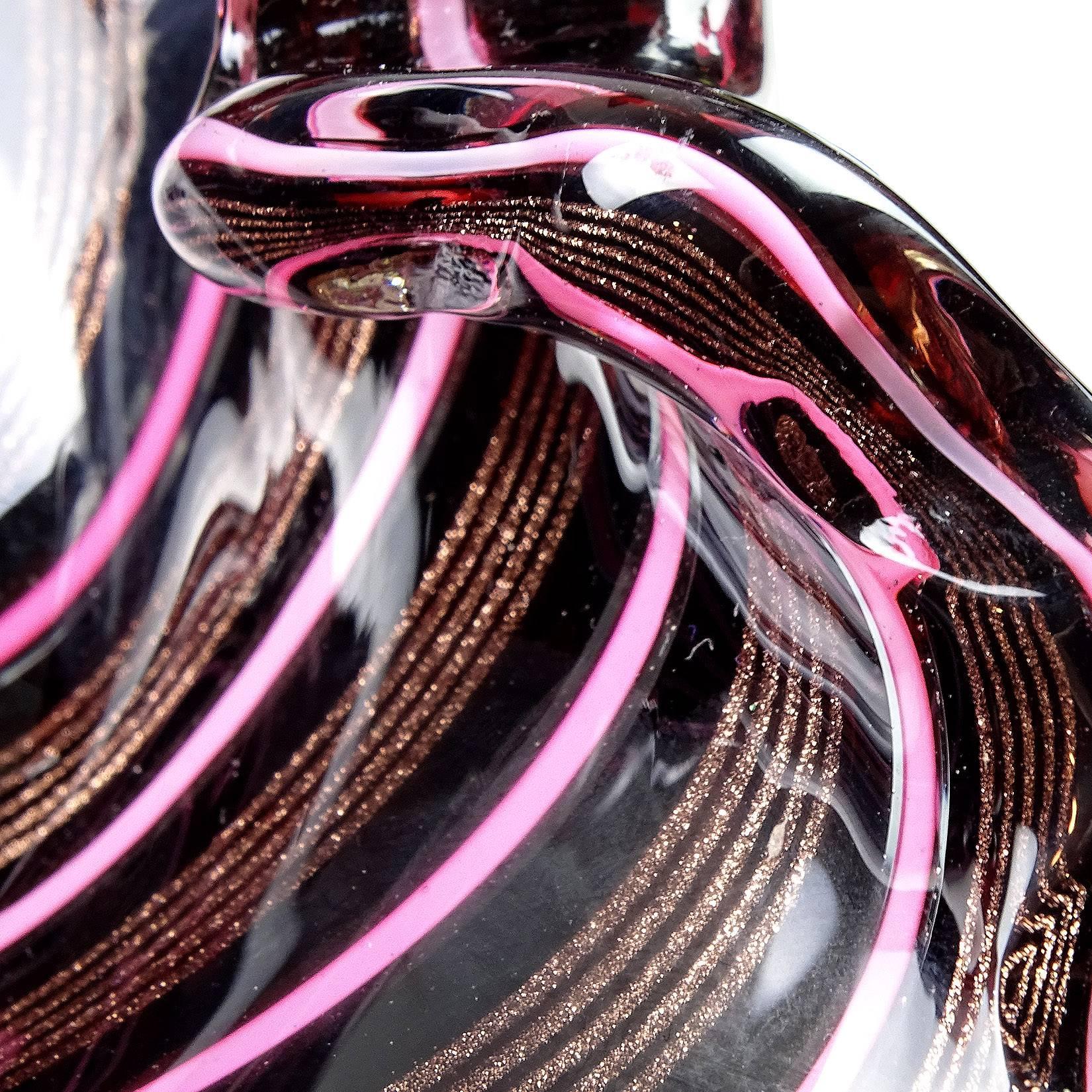 Schale aus italienischem Muranoglas mit gerafftem Rand in Schwarz, Rosa und Kupfer mit Aventurinbändern (Moderne der Mitte des Jahrhunderts) im Angebot