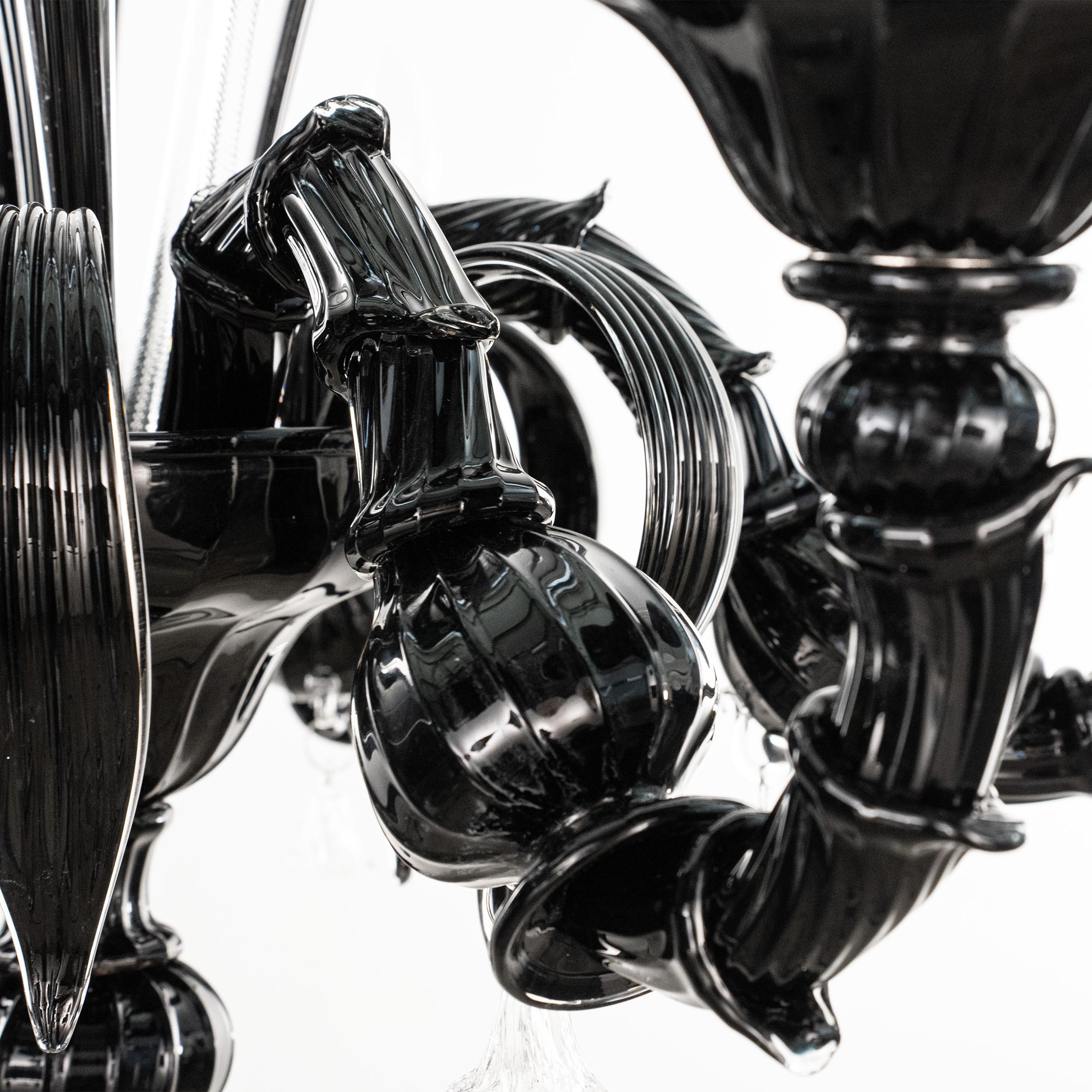 Disponibile ora - Lampadario unico in vetro di Murano nero e trasparente a 6 luci in stile Rezzonico, Vintage Made in Italy in stock da Gabbiani Venezia
Condizioni: condizioni praticamente perfette e mai usate: nessun graffio pesante, nessun