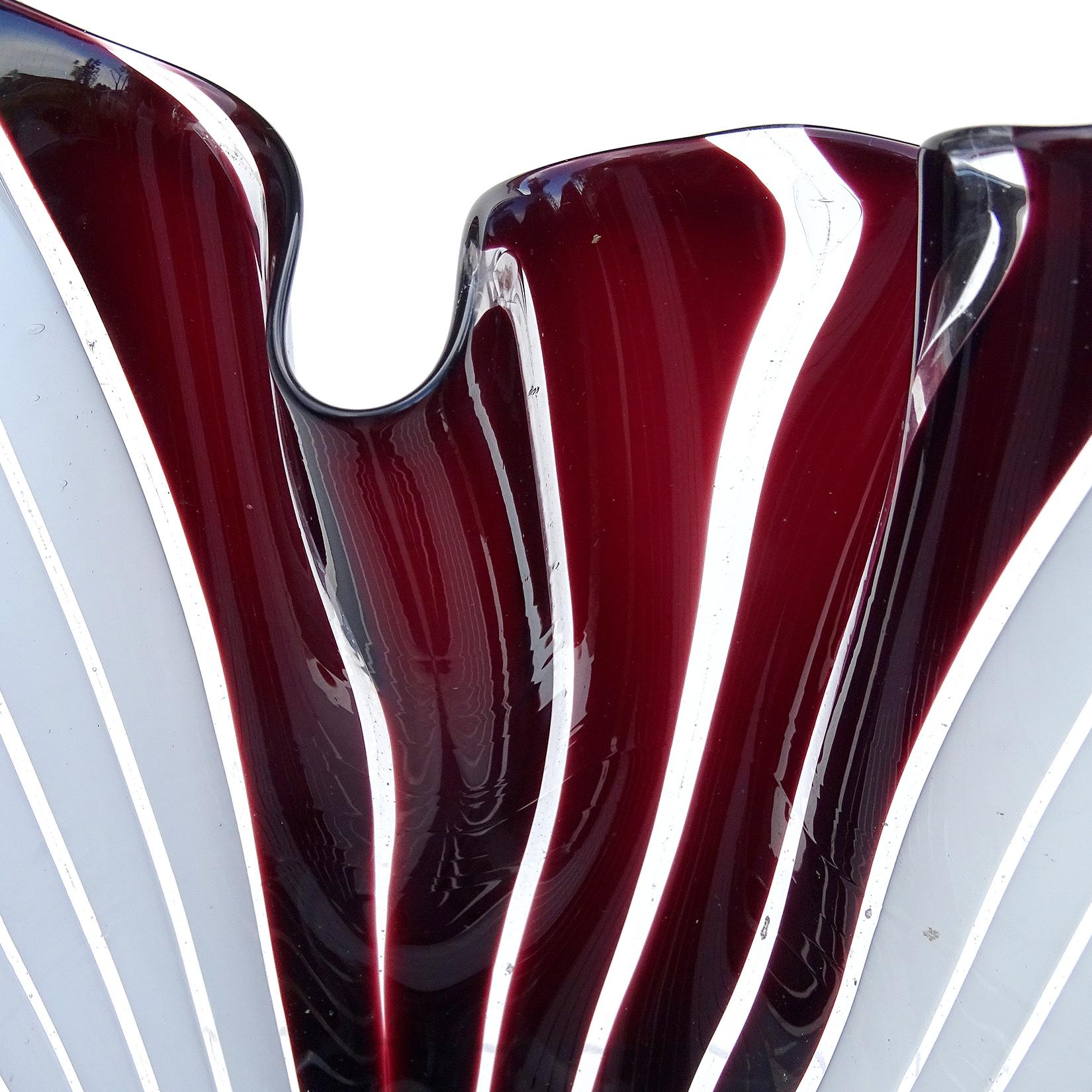 Schöne und große, Vintage Murano mundgeblasenen weißen und schwarzen italienischen Kunstglas fazzoletto Blumenvase. Geschaffen nach dem Vorbild von Dino Martens und der Firma Venini. Die Vase hat Bänder in wechselnden Farben, die ein schönes Muster