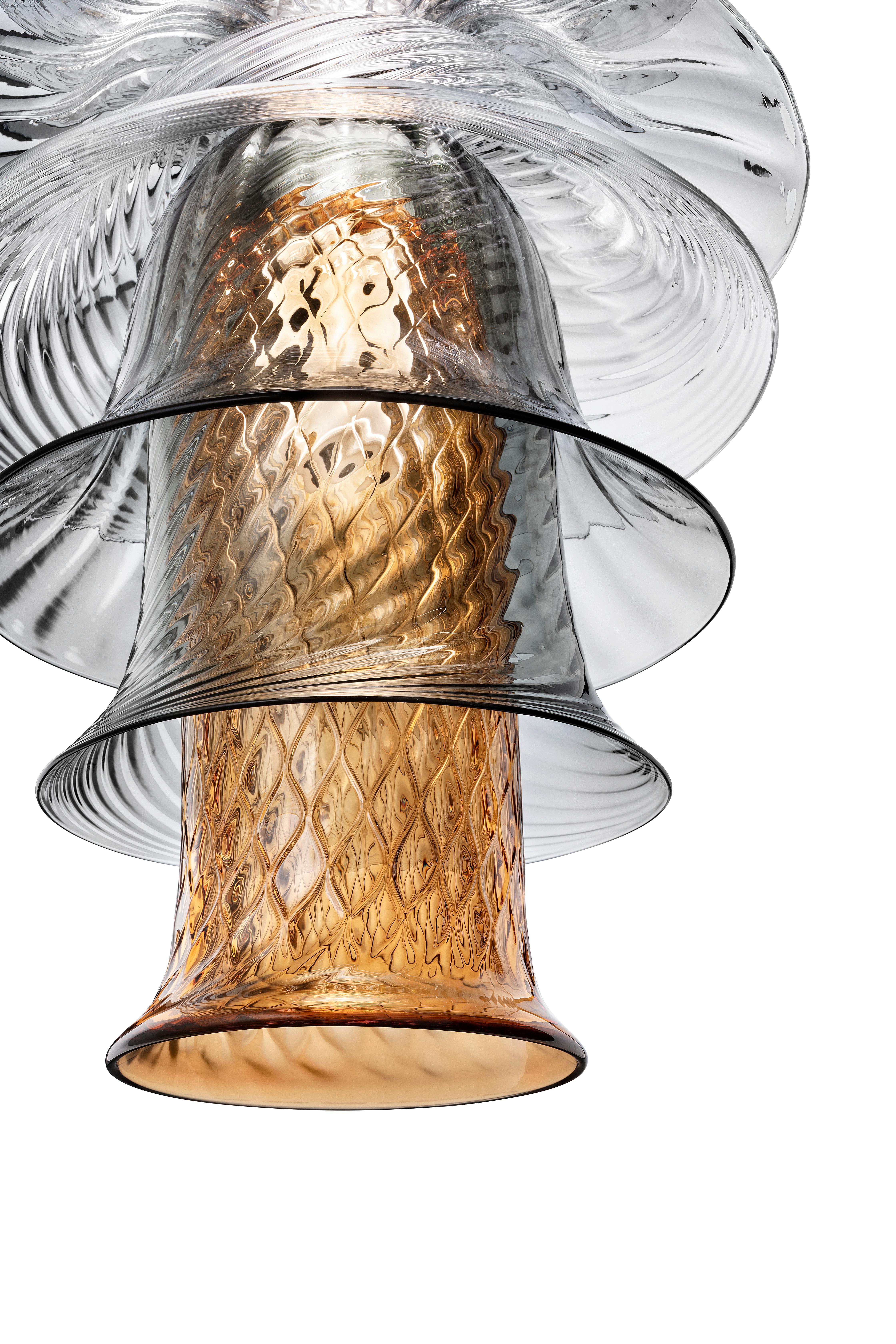Vornehme Schönheit, die aus dem Echo der Natur entsteht, mit ihrer Fähigkeit, sich zu vervielfältigen, auf immer neue, spontane Weise. Das modulare Design dieser Collection'S verbindet die Tradition der Handwerkskunst mit einem zeitgenössischen,