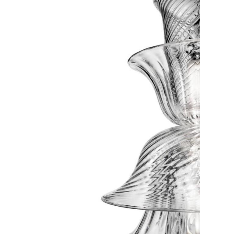 Una bellezza raffinata che nasce dagli echi della natura, con la sua capacità di moltiplicarsi, sempre in modi nuovi e spontanei. Il design modulare di questa collezione combina la tradizione dell'artigianato con un approccio contemporaneo e vivace
