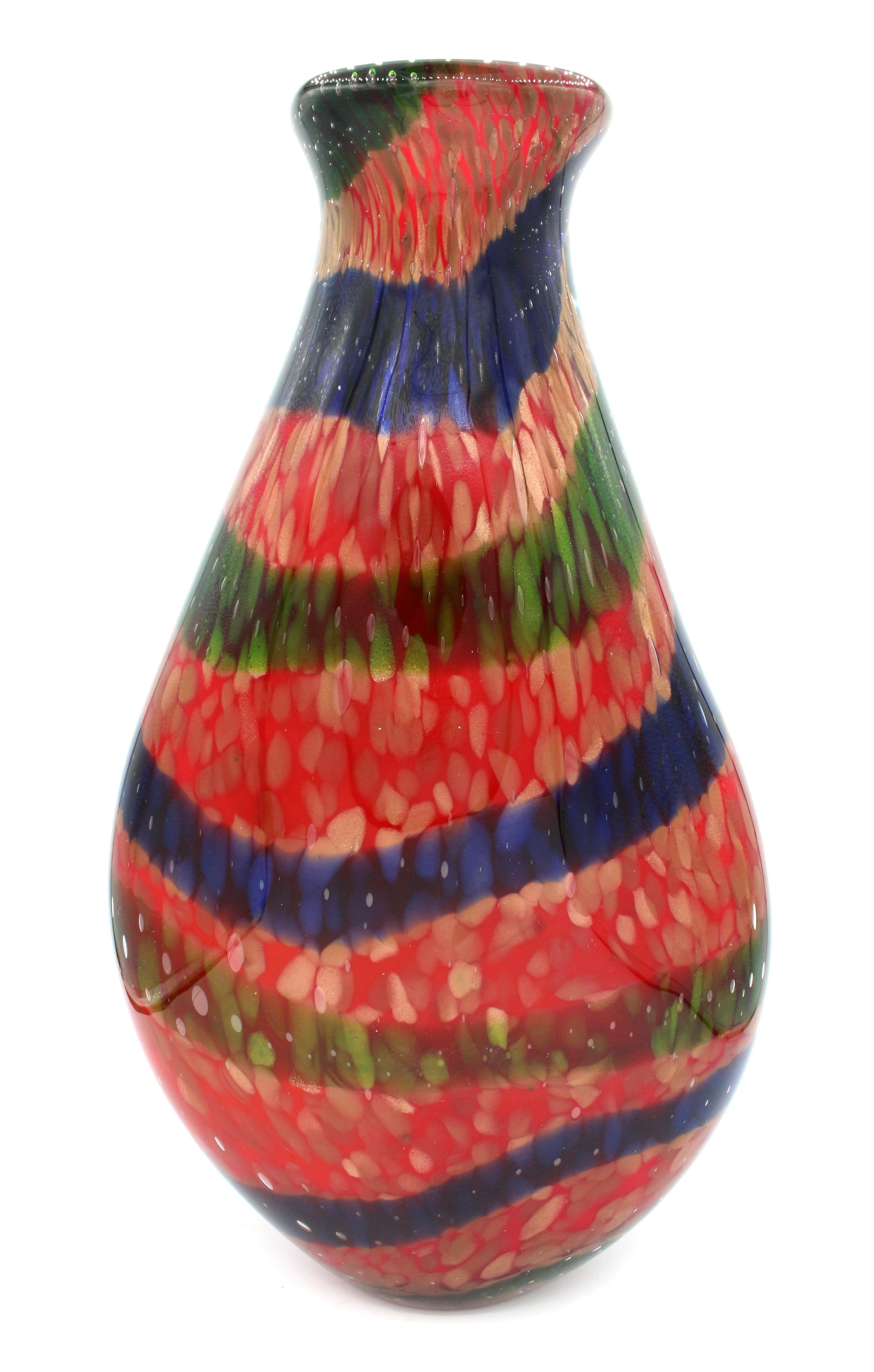 Vaso in vetro soffiato di Murano a forma di grande fiasco, anni '60 circa, italiano. Il corpo è pieno di avventurina e bolle attraverso strisce blu e verdi sull'involucro interno arancione. Medio secolo moderno. Senza segno.
H. H. 16,5/8